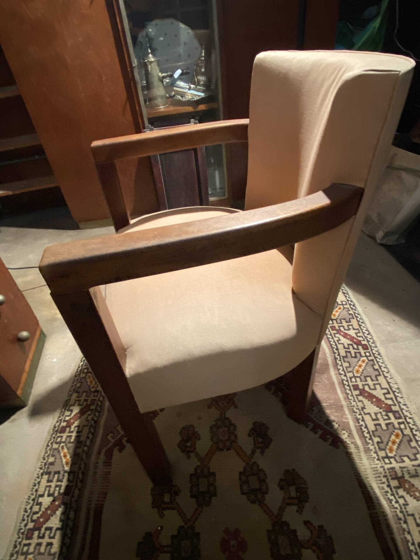 Fauteuil vintage avec structure et accoudoirs en bois