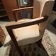 Fauteuil vintage avec structure et accoudoirs en bois