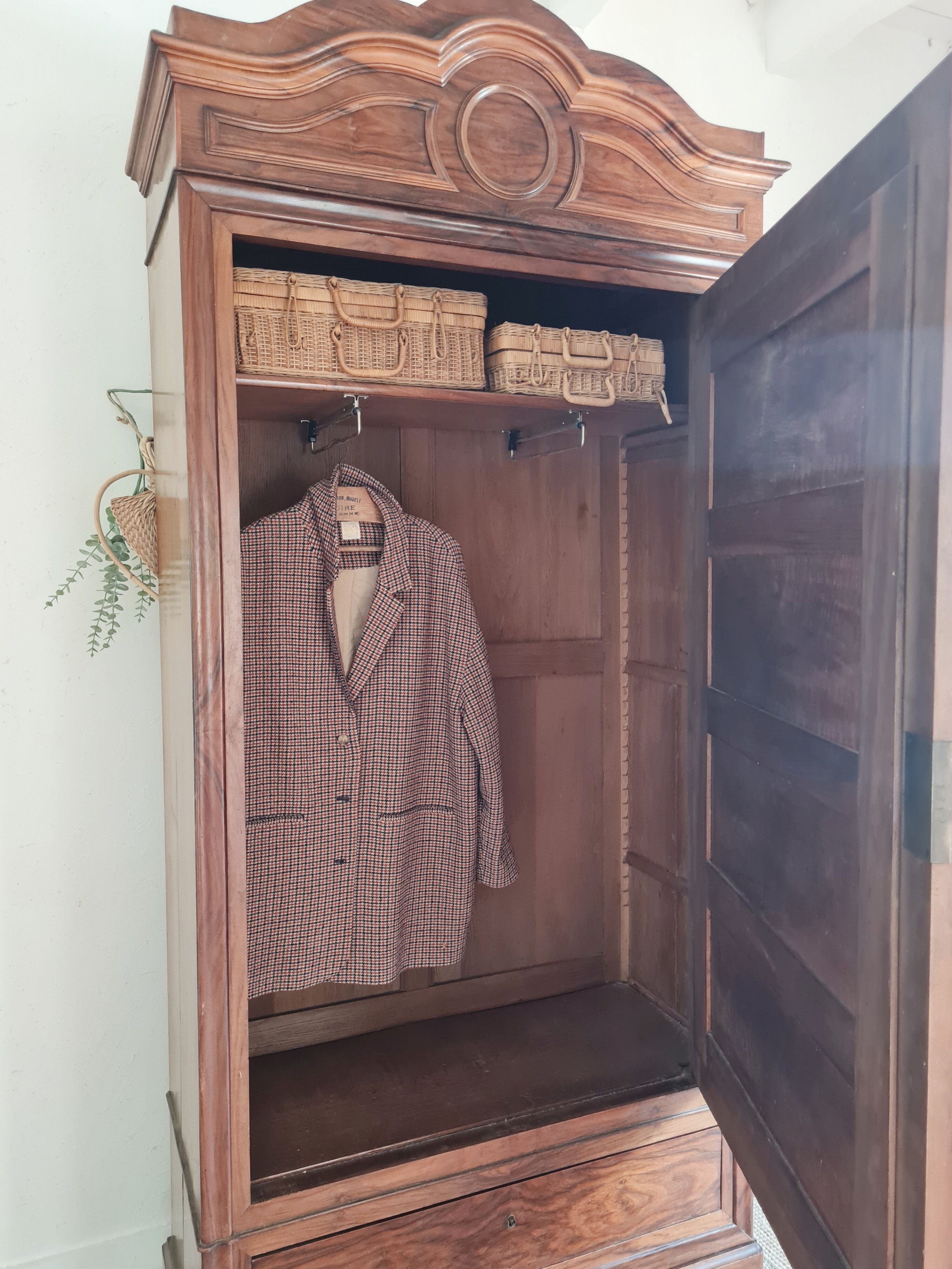 Armoire bonnetière ancienne art déco