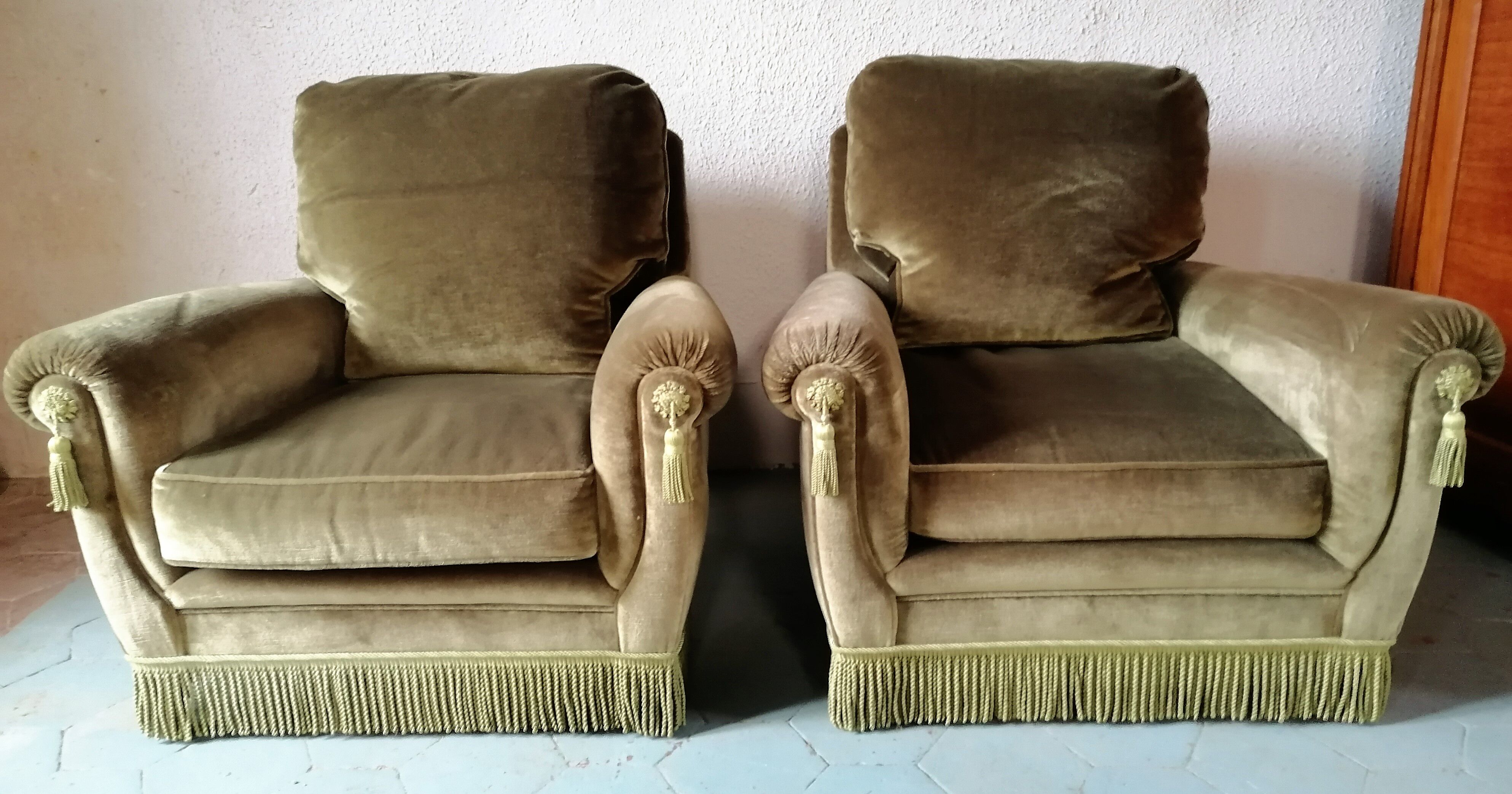 Paire de fauteuils en velours "Jean Roche "