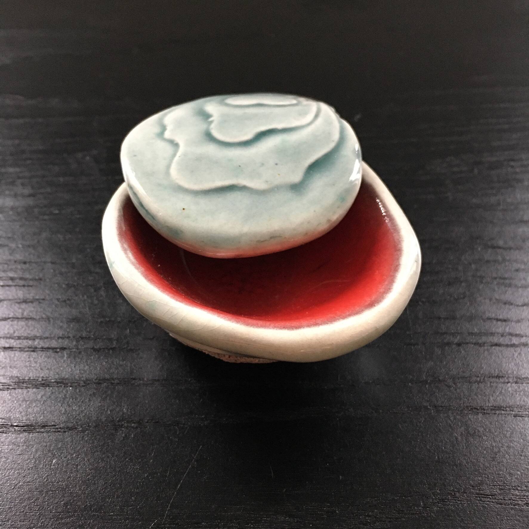 Individual shell ashtray