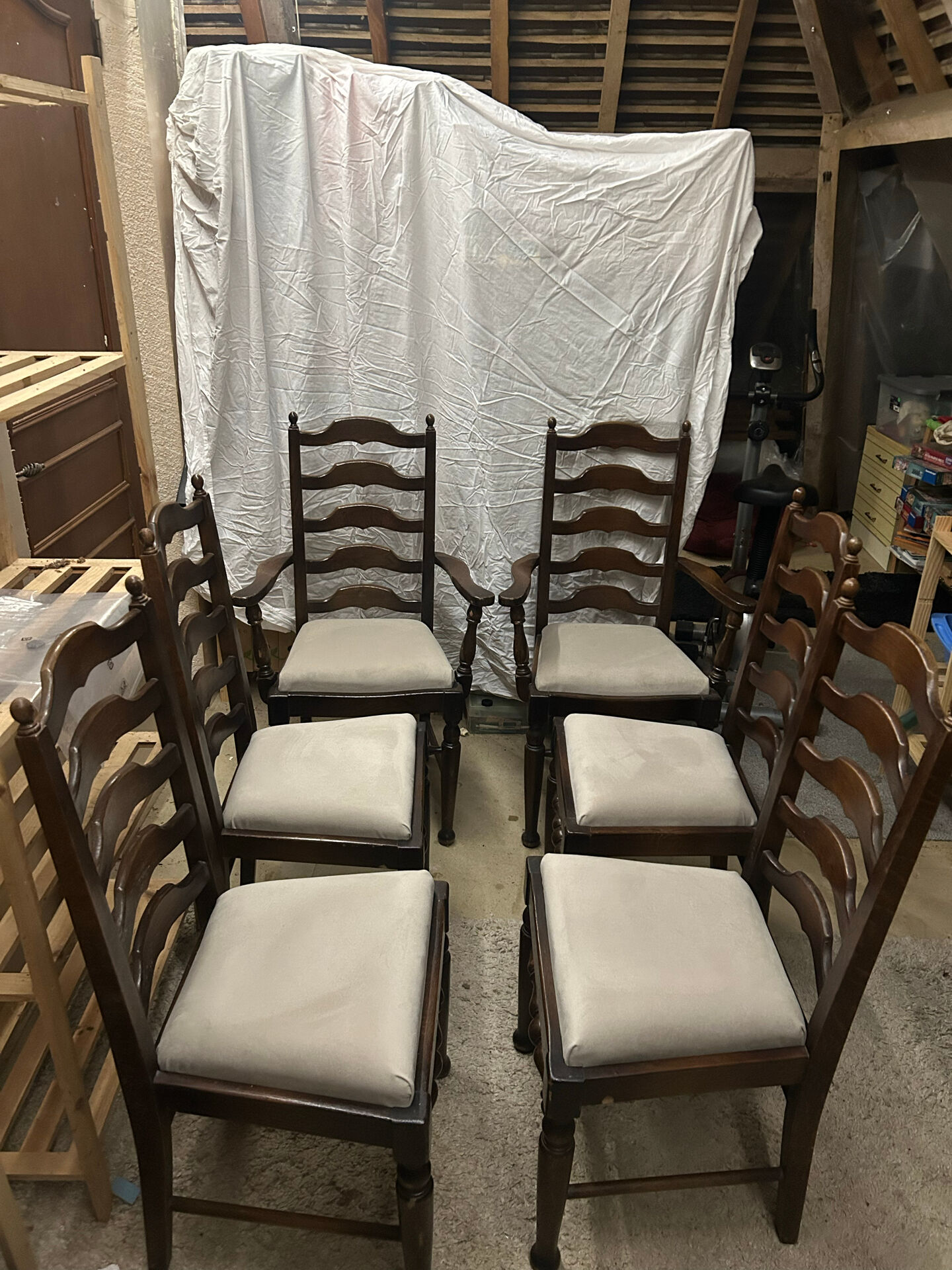 Ensemble de 6 chaises de salle à manger en chêne ancien rembourrées, comprenant 2 fauteuils.