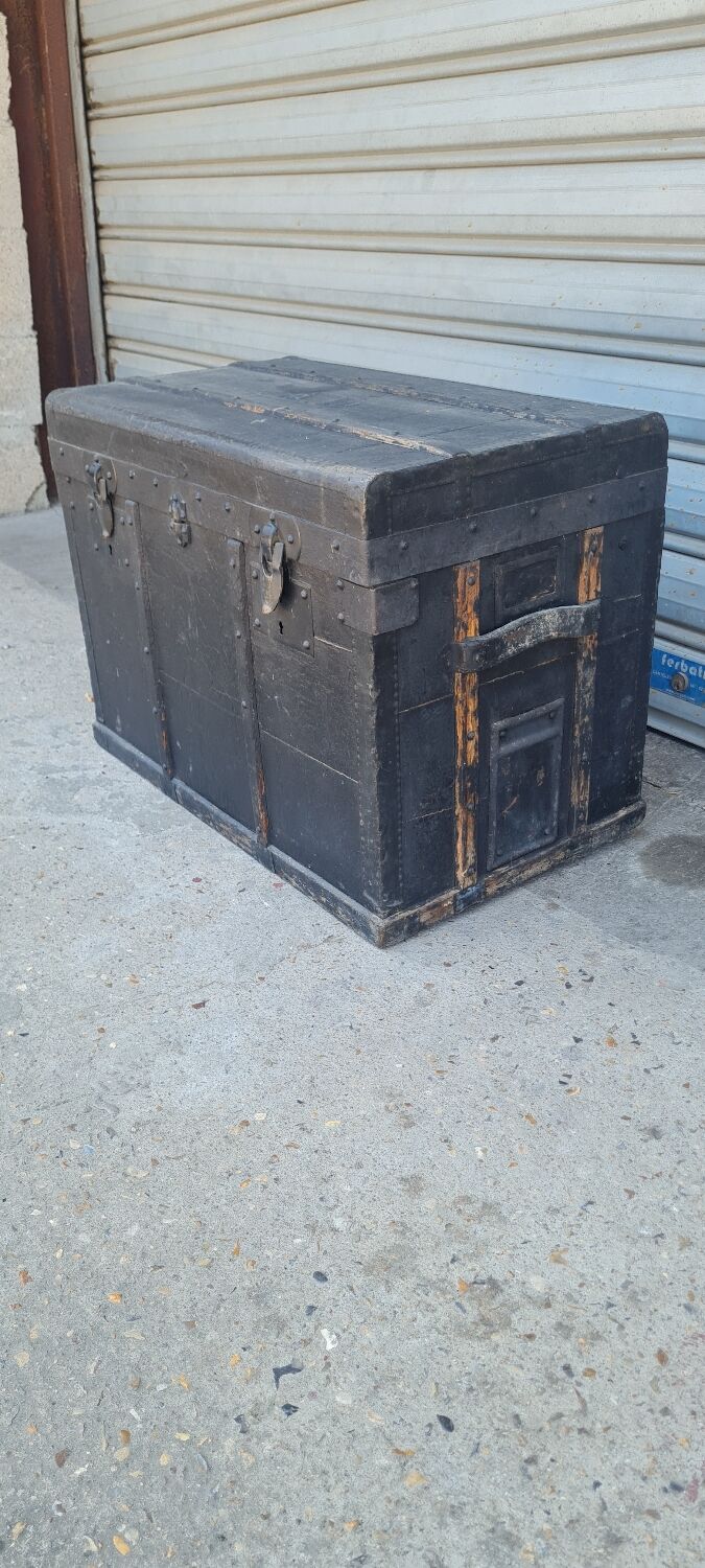 Old trunk lavolaille Paris