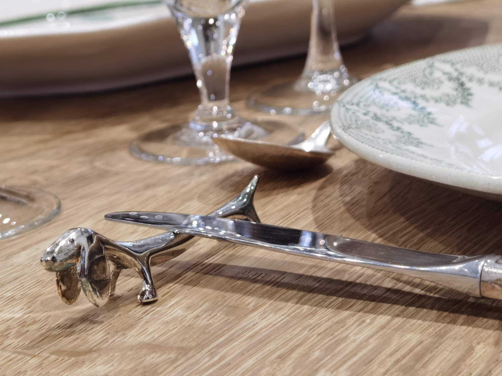 set of 6 knife holders in silver metal basset/dachshund