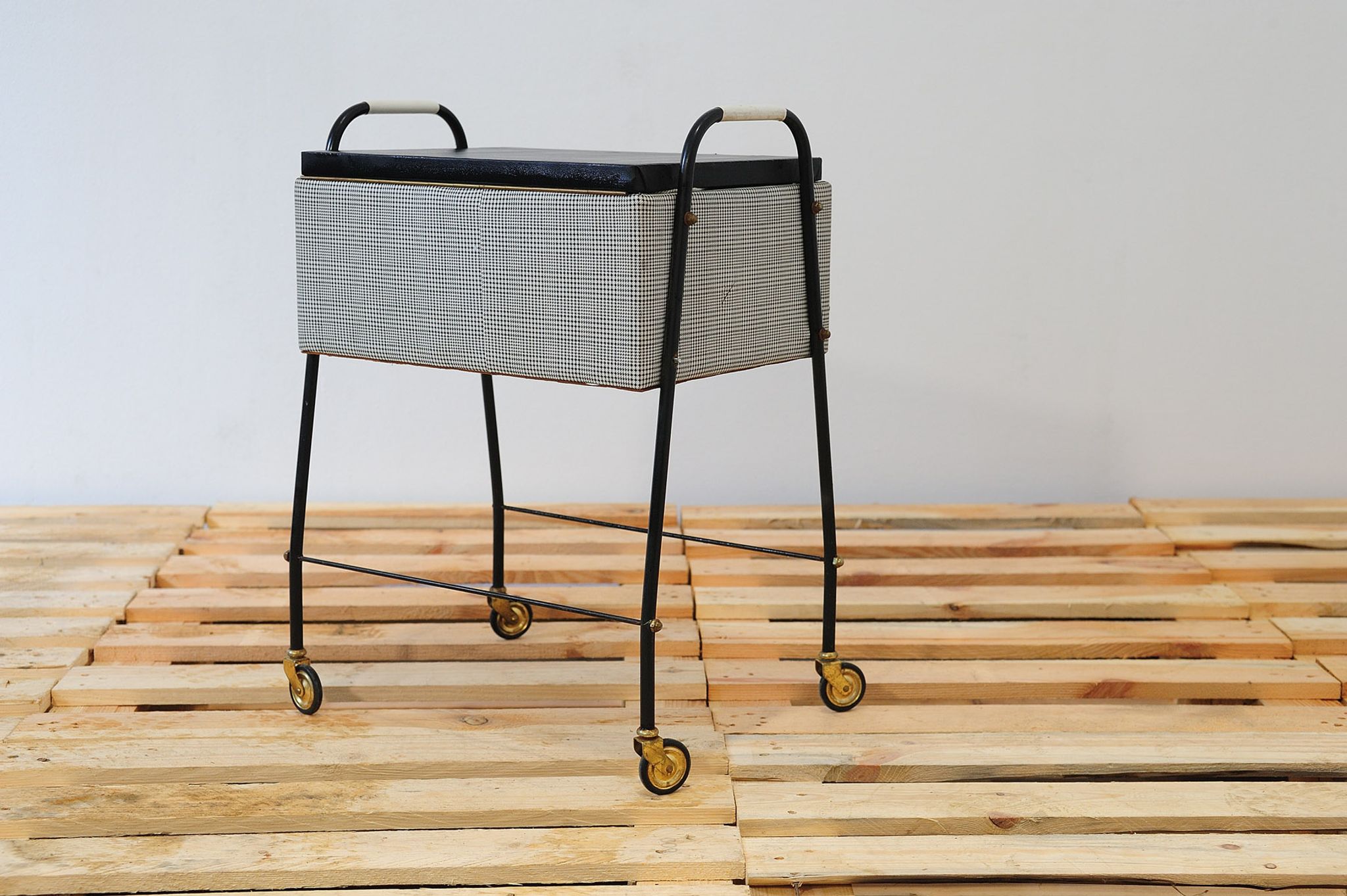 Table de couture allemand sur roulettes des années 1970