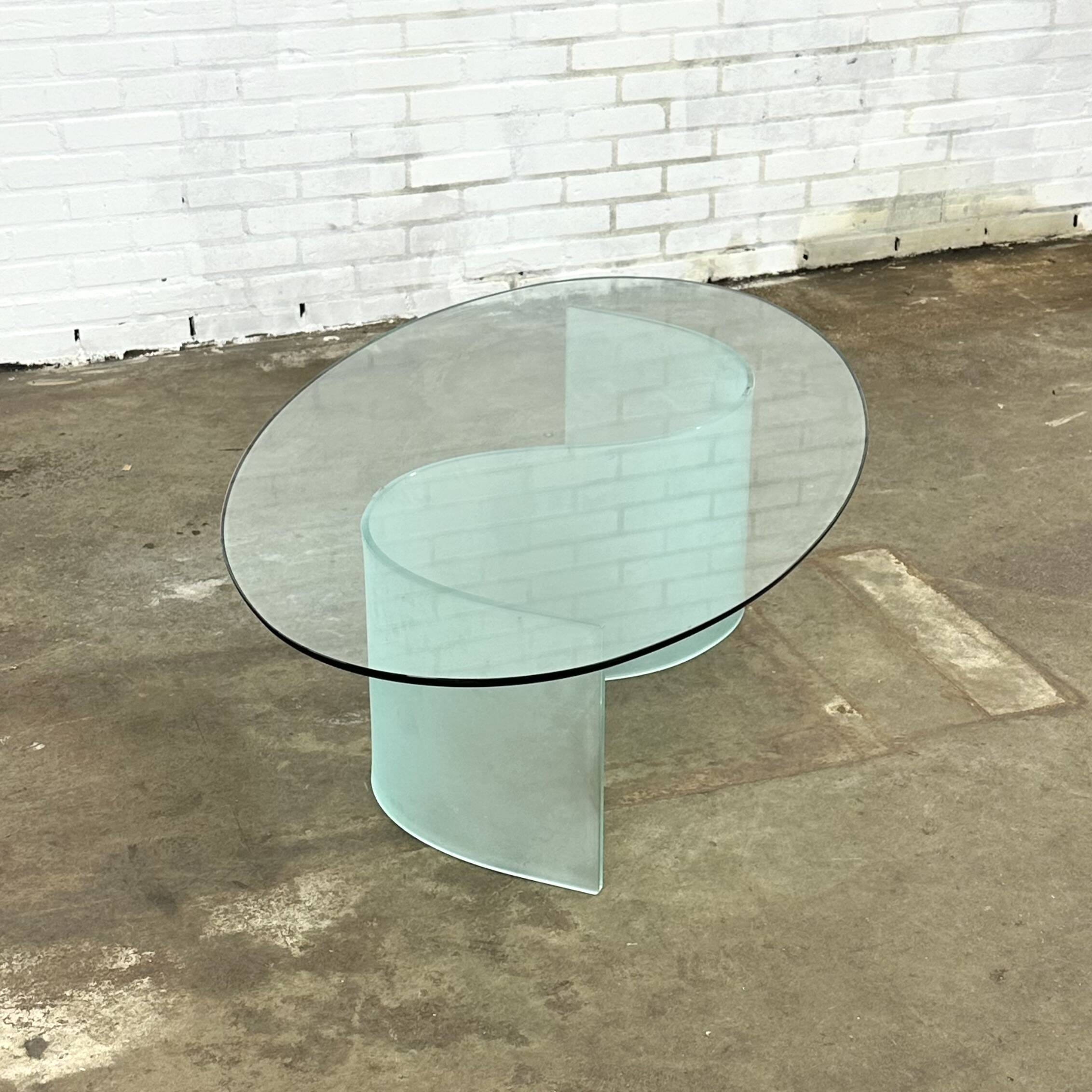 Table basse ovale en verre avec pied en forme de vague