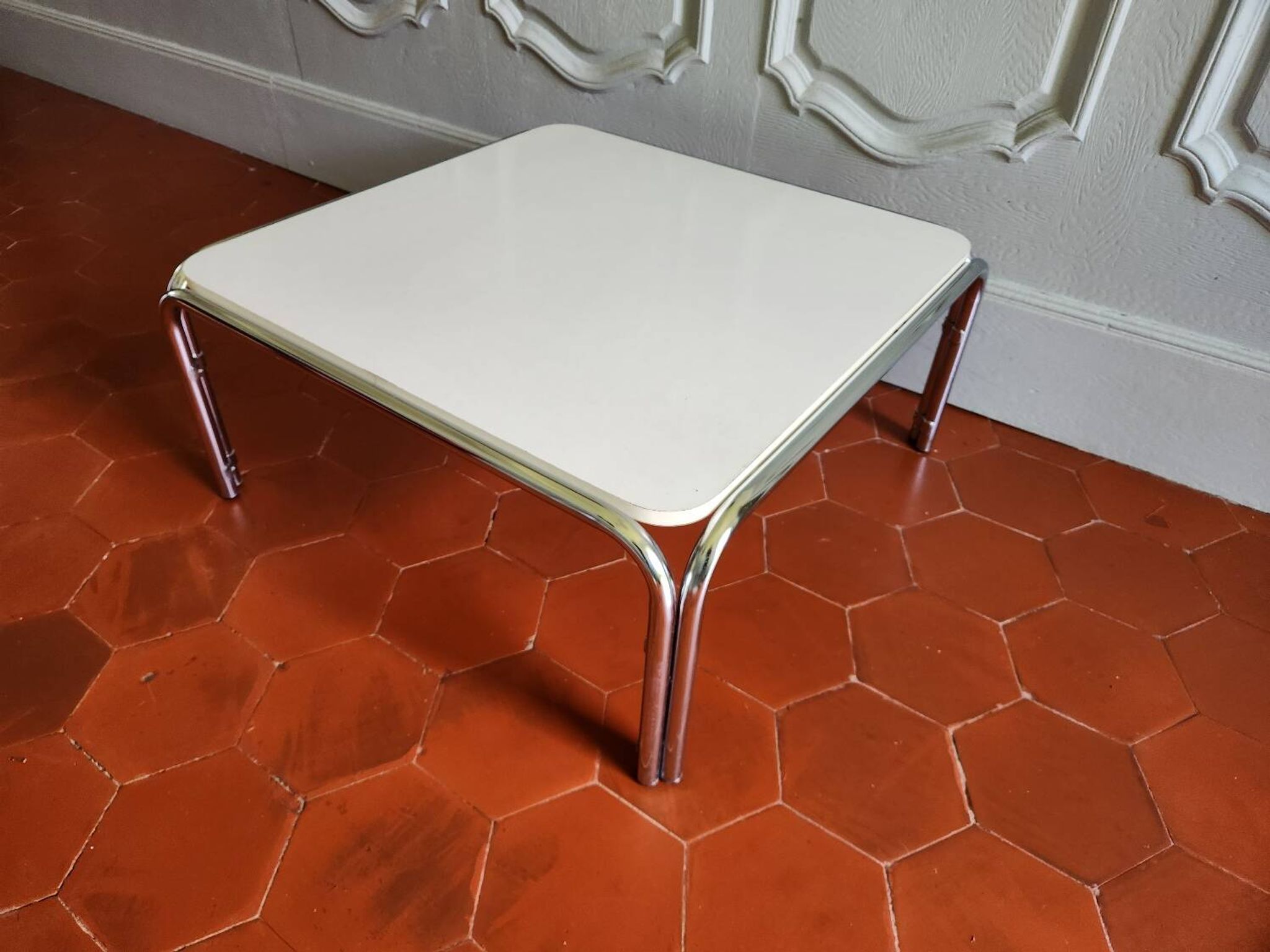 Chrome coffee table 70