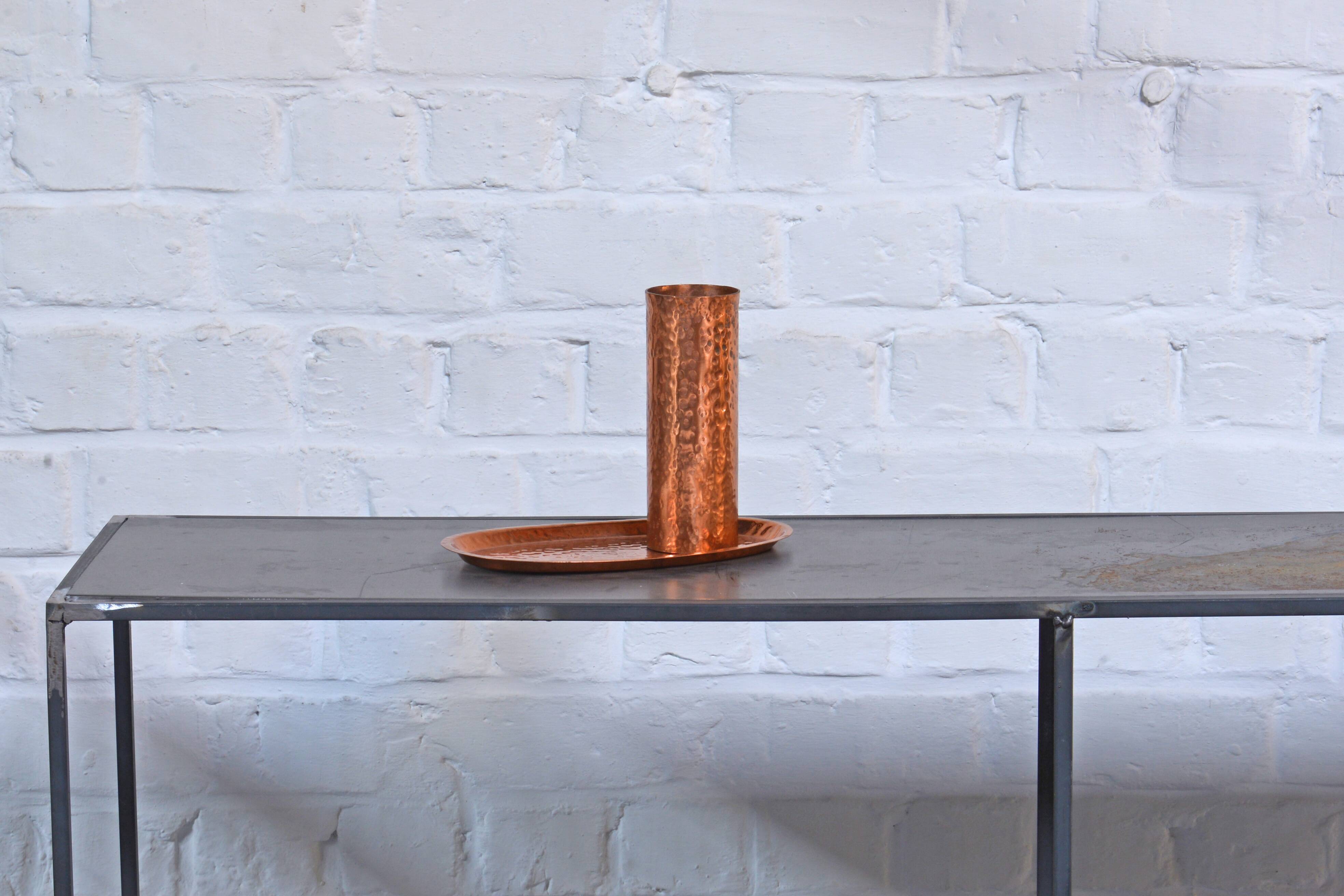 Vase and tray in hammered copper, Suede circa 1960