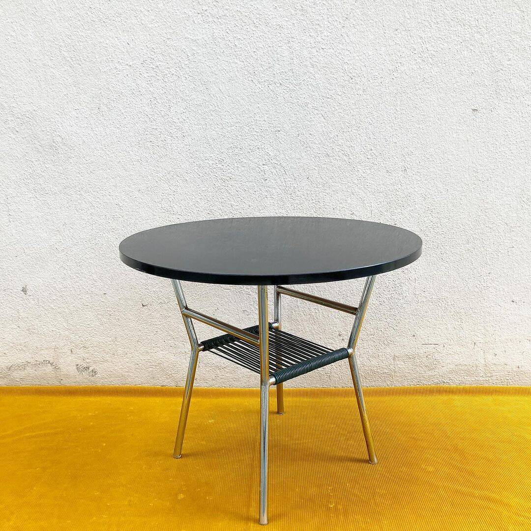 Table basse ronde avec plateau noir et étagère porte-revues en scoubidou vert foncé