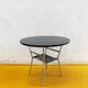 Table basse ronde avec plateau noir et étagère porte-revues en scoubidou vert foncé
