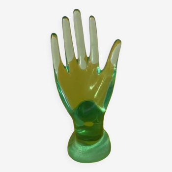 Main baguier en verre transparent de couleur verte