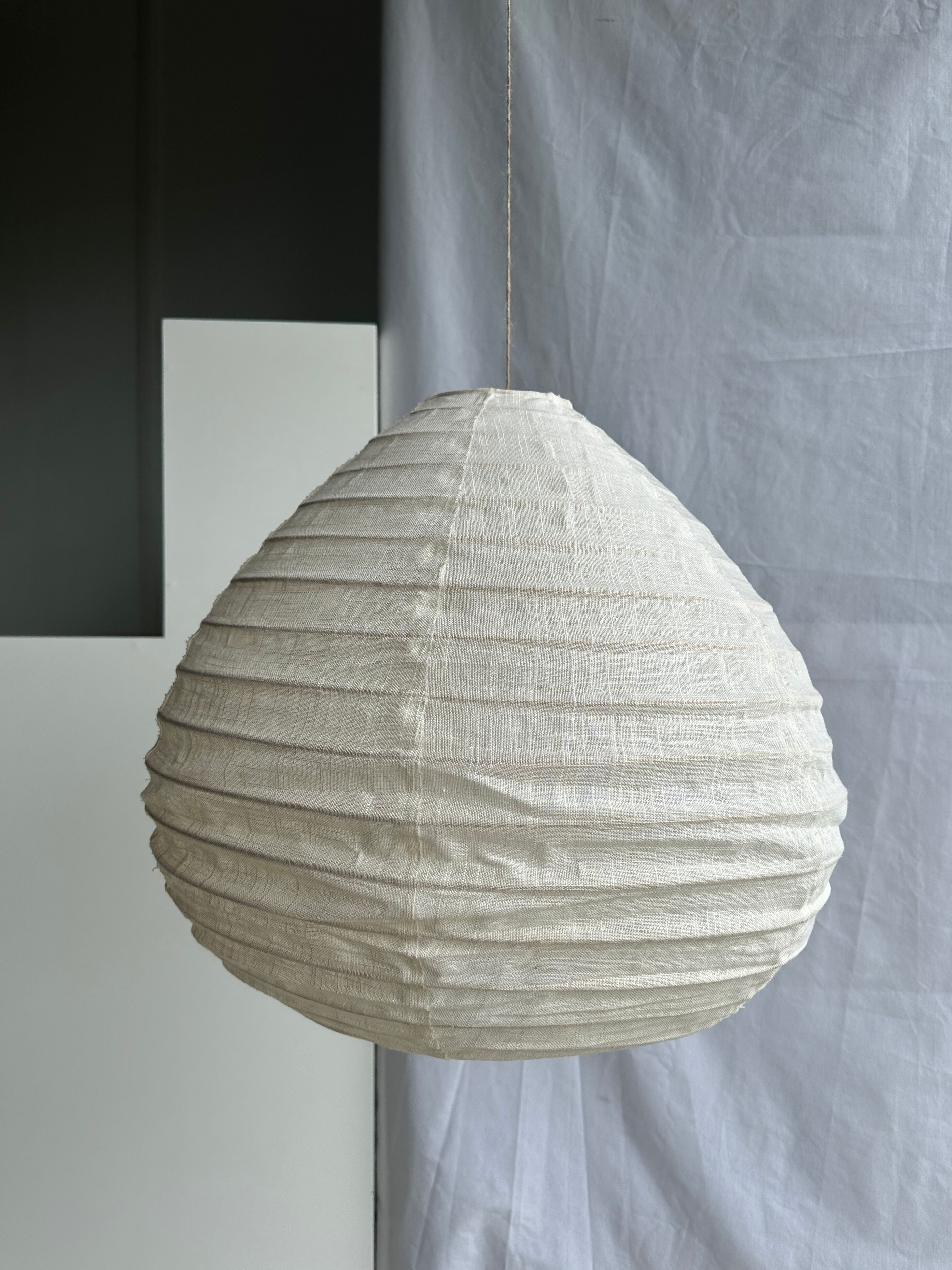 Suspension in rattan and natural japanese linen in the shape of a drop
