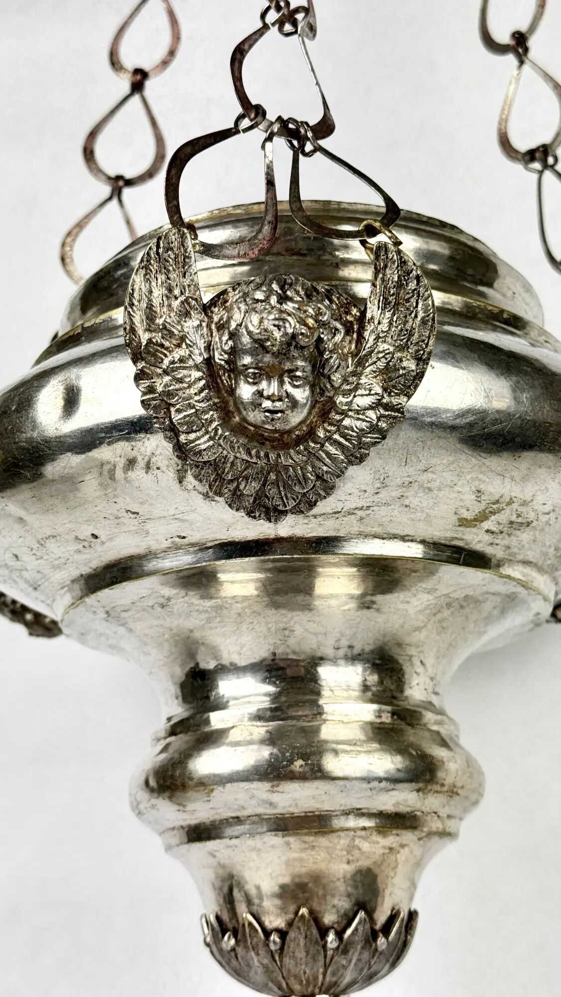 19th-century sanctuary chandelier in silver-plated brass, decorated with angels, 78 cm.
