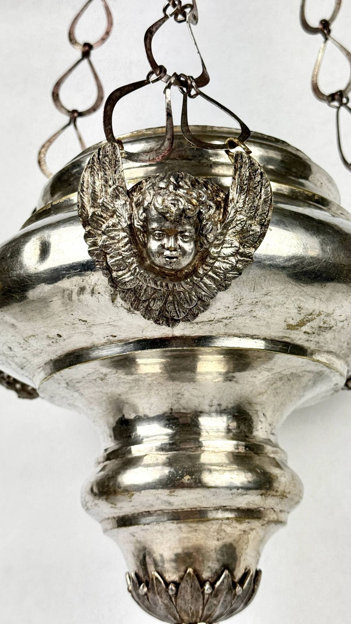 19th-century sanctuary chandelier in silver-plated brass, decorated with angels, 78 cm.