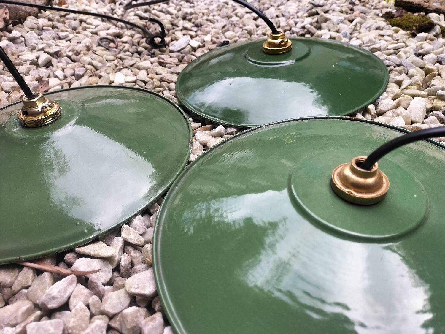 Enamelled sheet metal suspensions