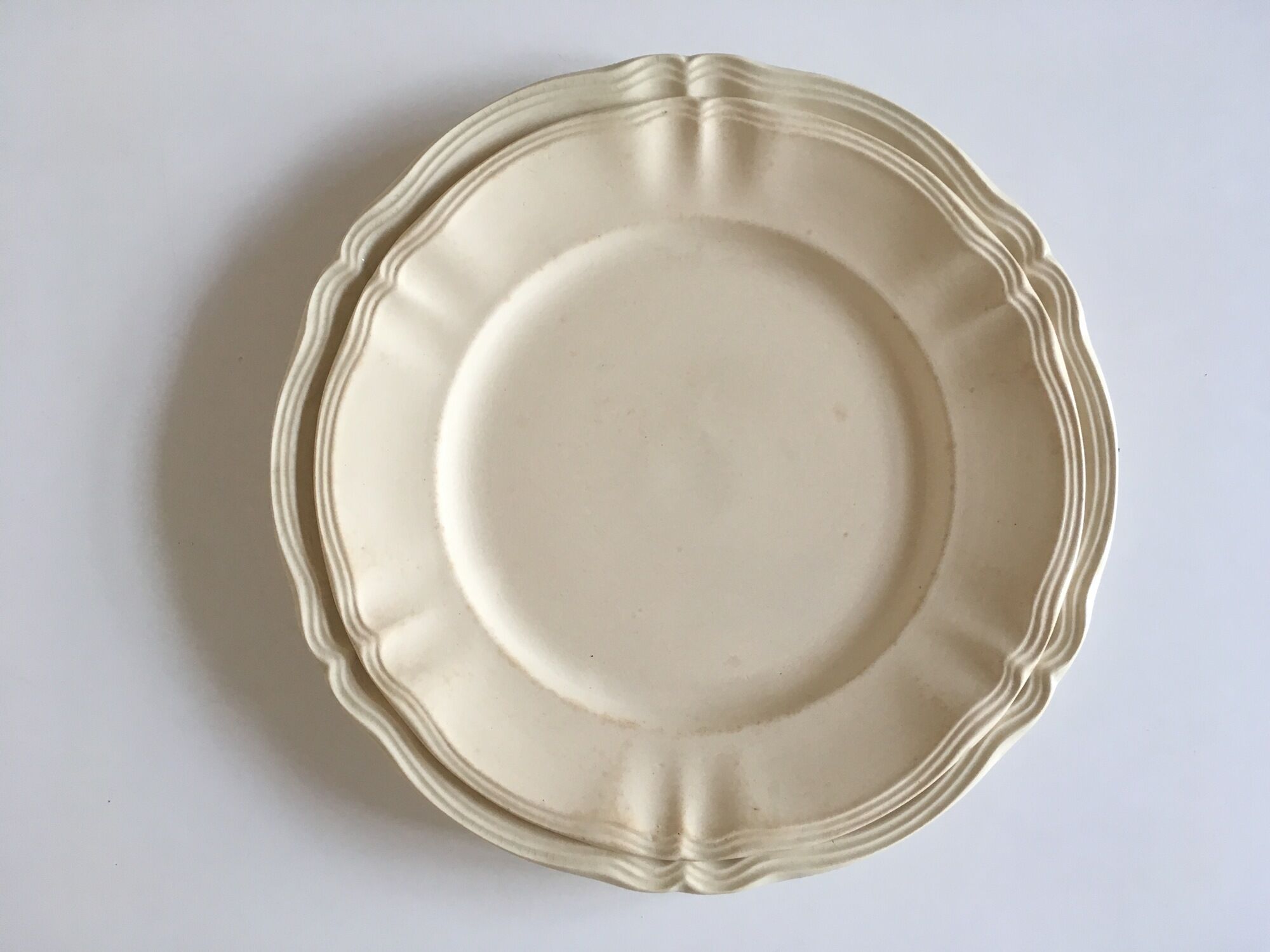 Pair of ivory dishes of Sarreguemines with 30 and 34cm