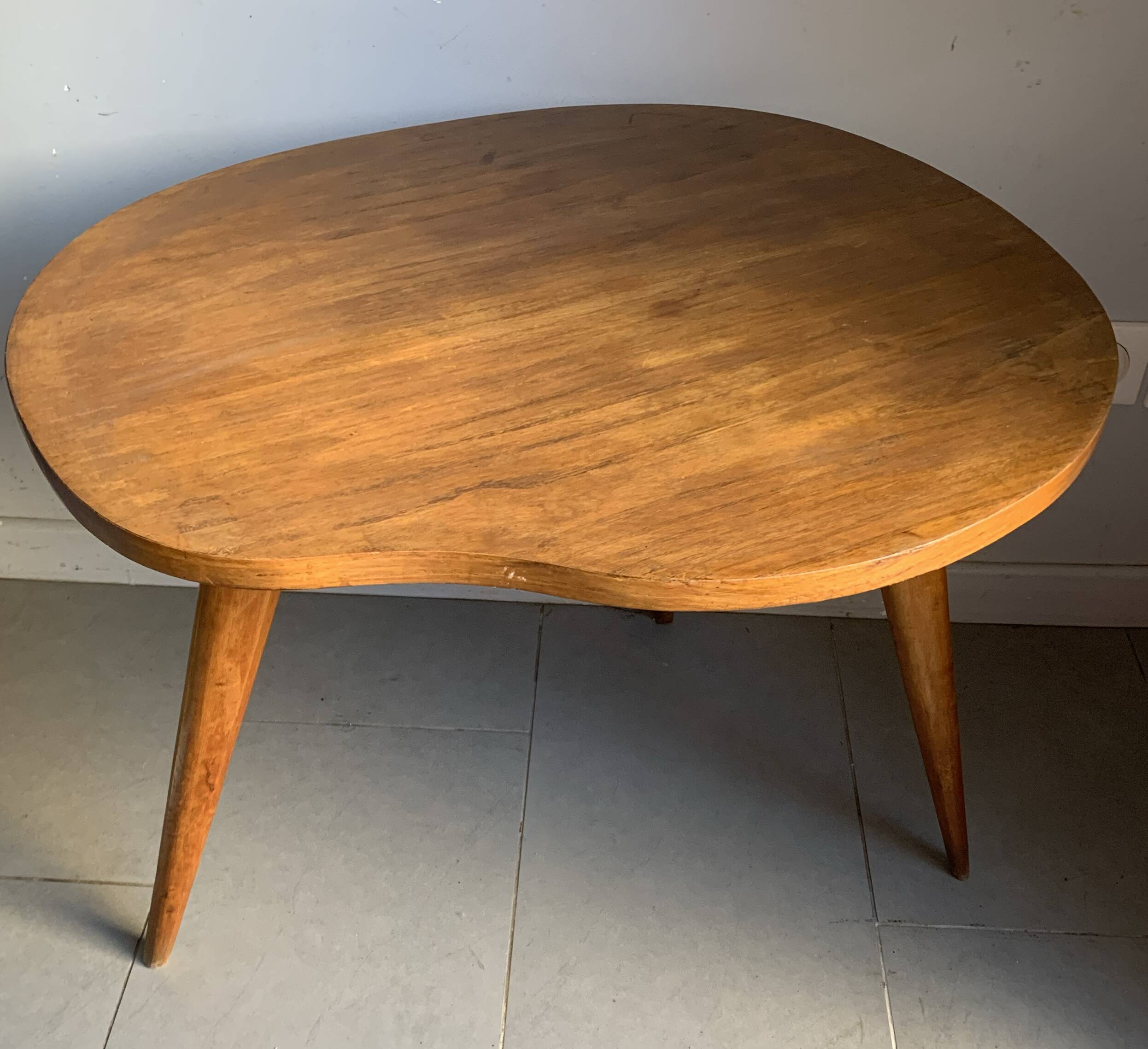 Table basse haricot tripode en chêne, années 50