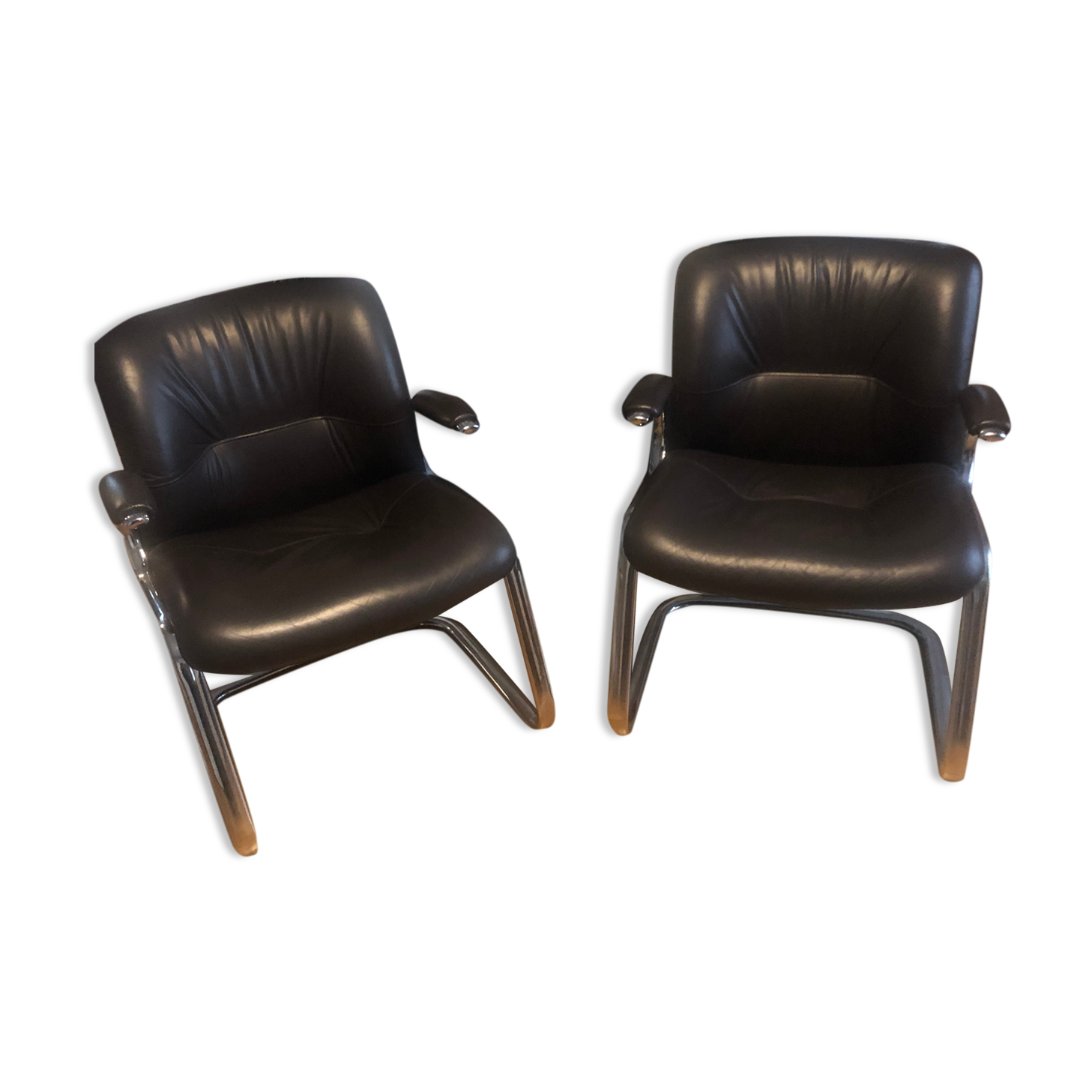 Paire de fauteuils en cuir style années 70