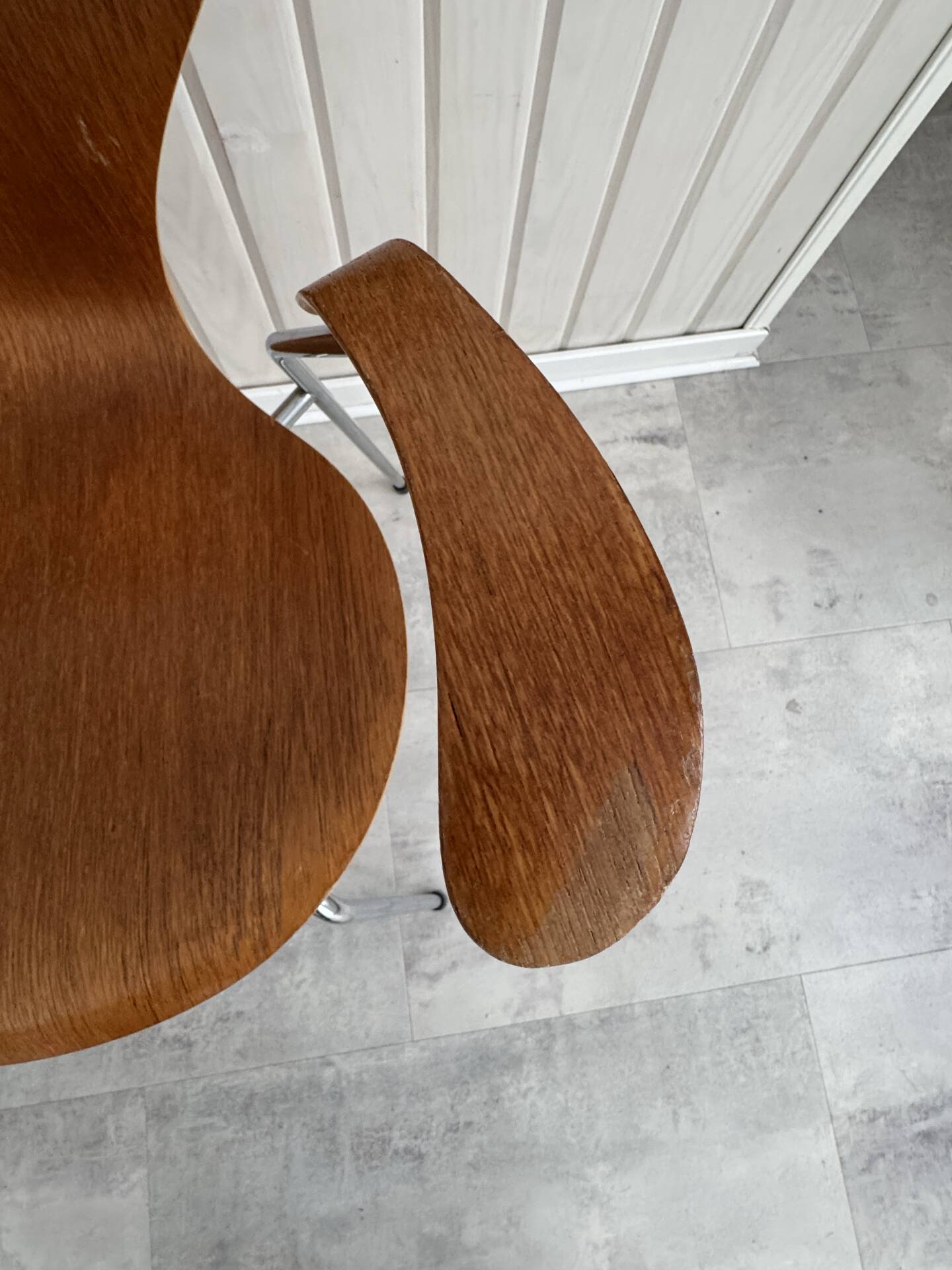 2 Series 7 chairs with armrests (3207) by Arne Jacobsen – Fritz Hansen