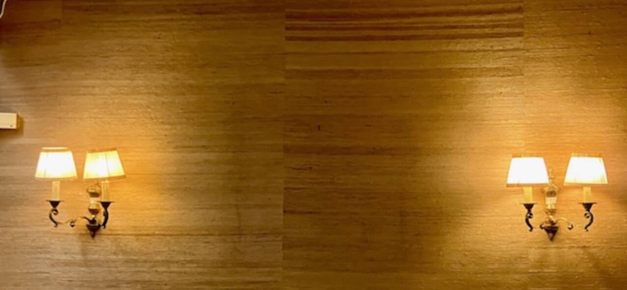 Set of 2 bronze wall lights.