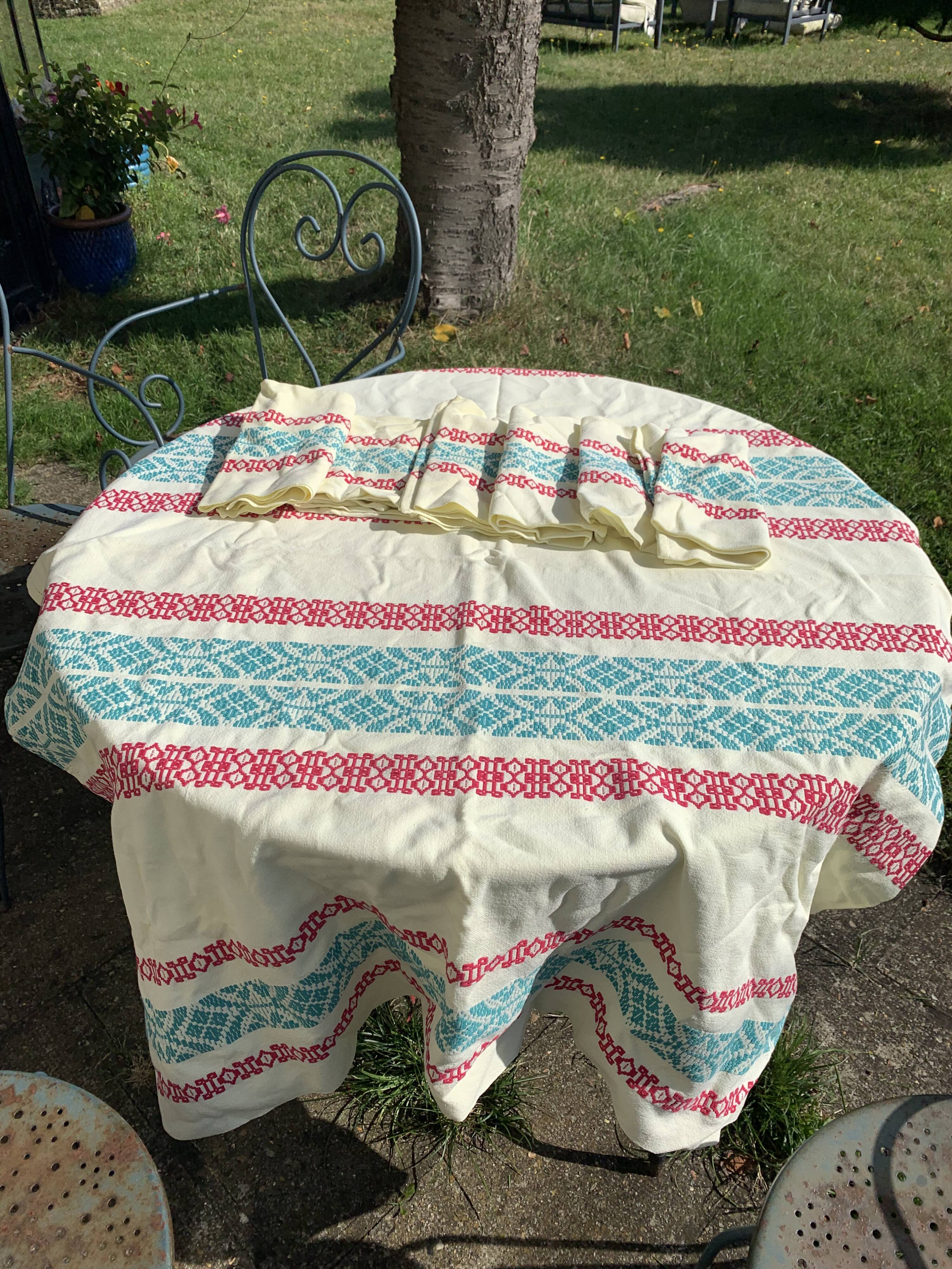 Nappe rectangulaire, linge de maison basque en coton jaune broderies rouges et bleues, vintage