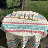 Nappe rectangulaire, linge de maison basque en coton jaune broderies rouges et bleues, vintage