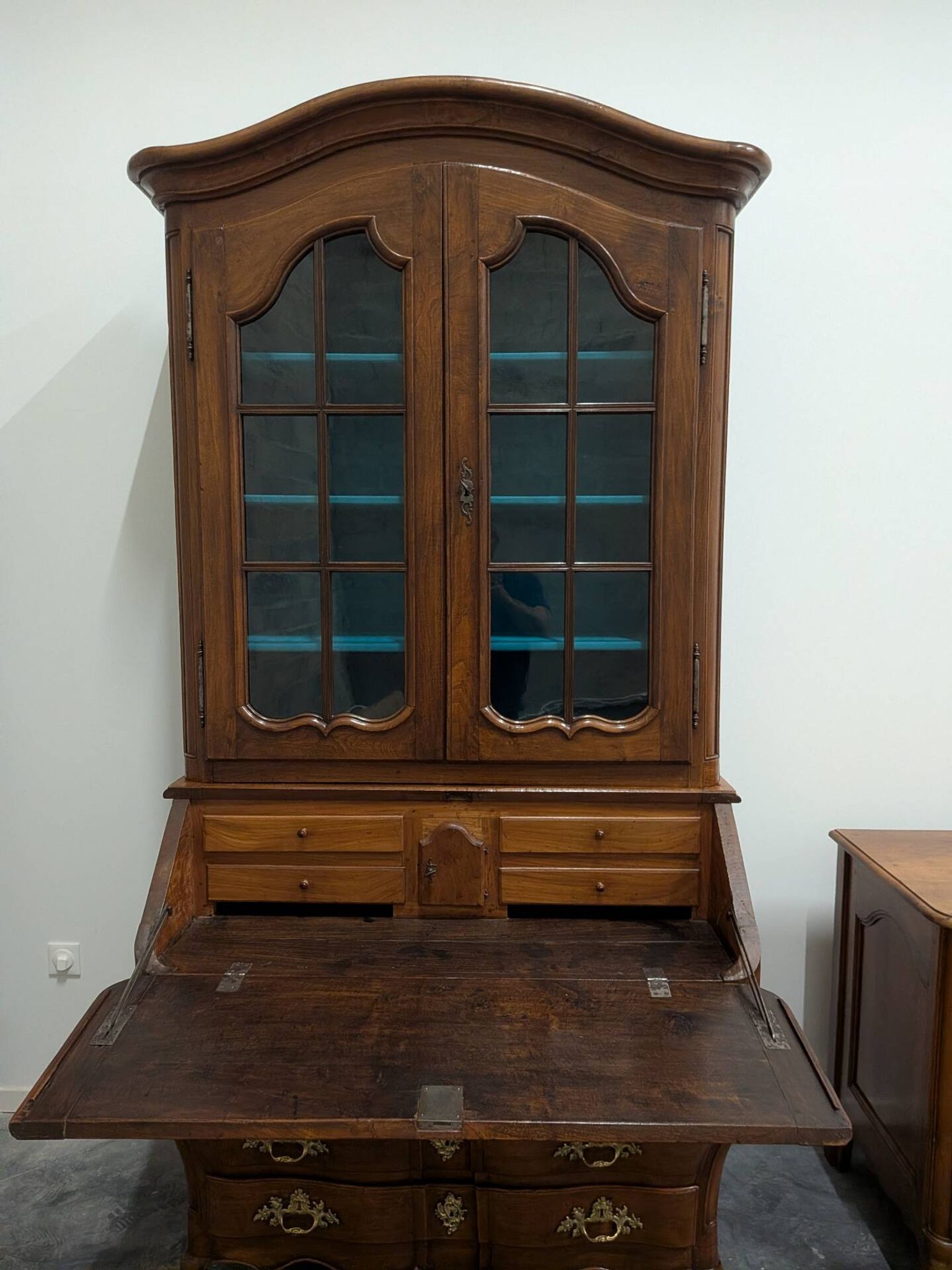 Bureau scriban en tombeau à vitrine, orme massif, XVIIIe