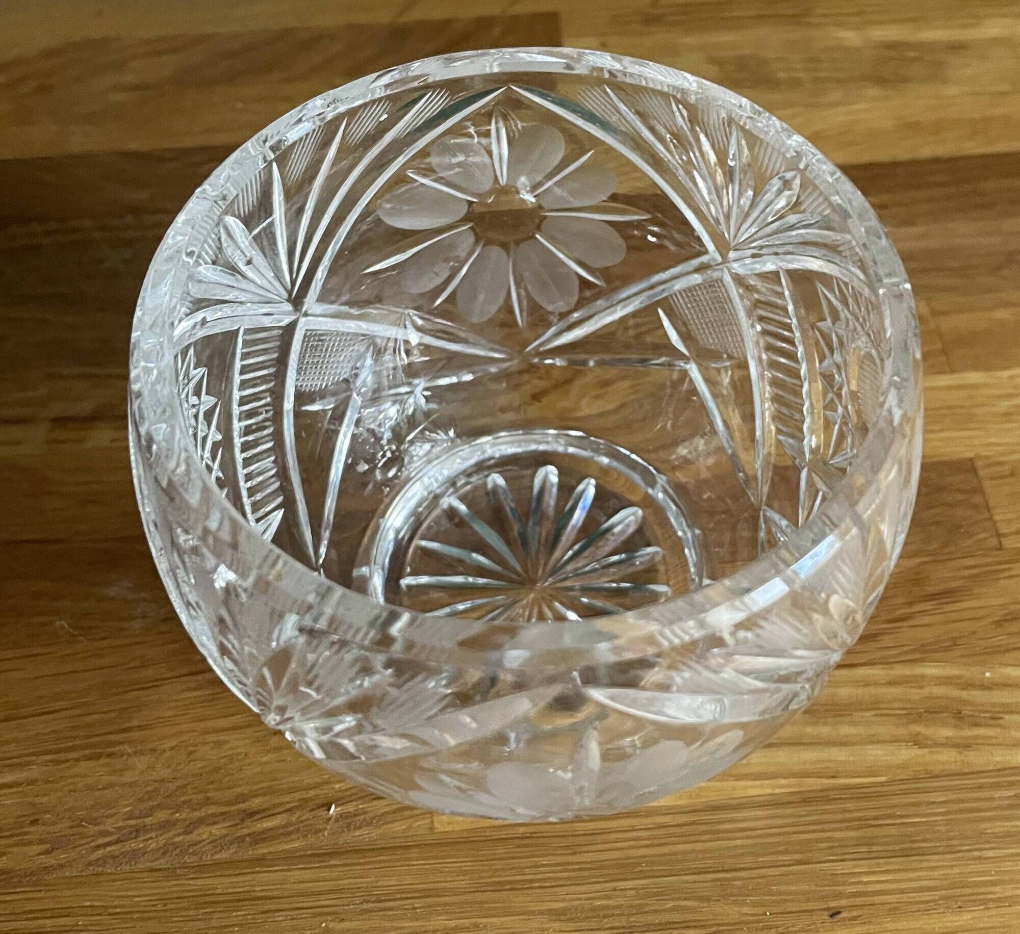 Very nice crystal sugar bowl in very good condition.