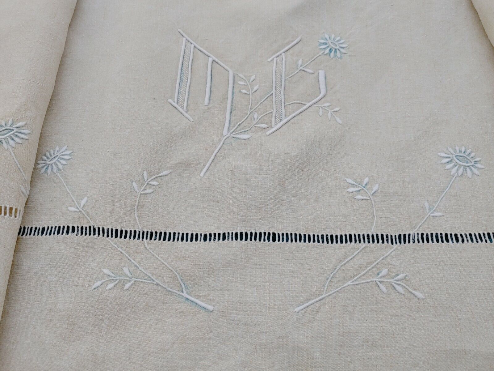 Drap ancien toile de lin retour, fleurs, monogramme brodé main 215 cm x 267 cm