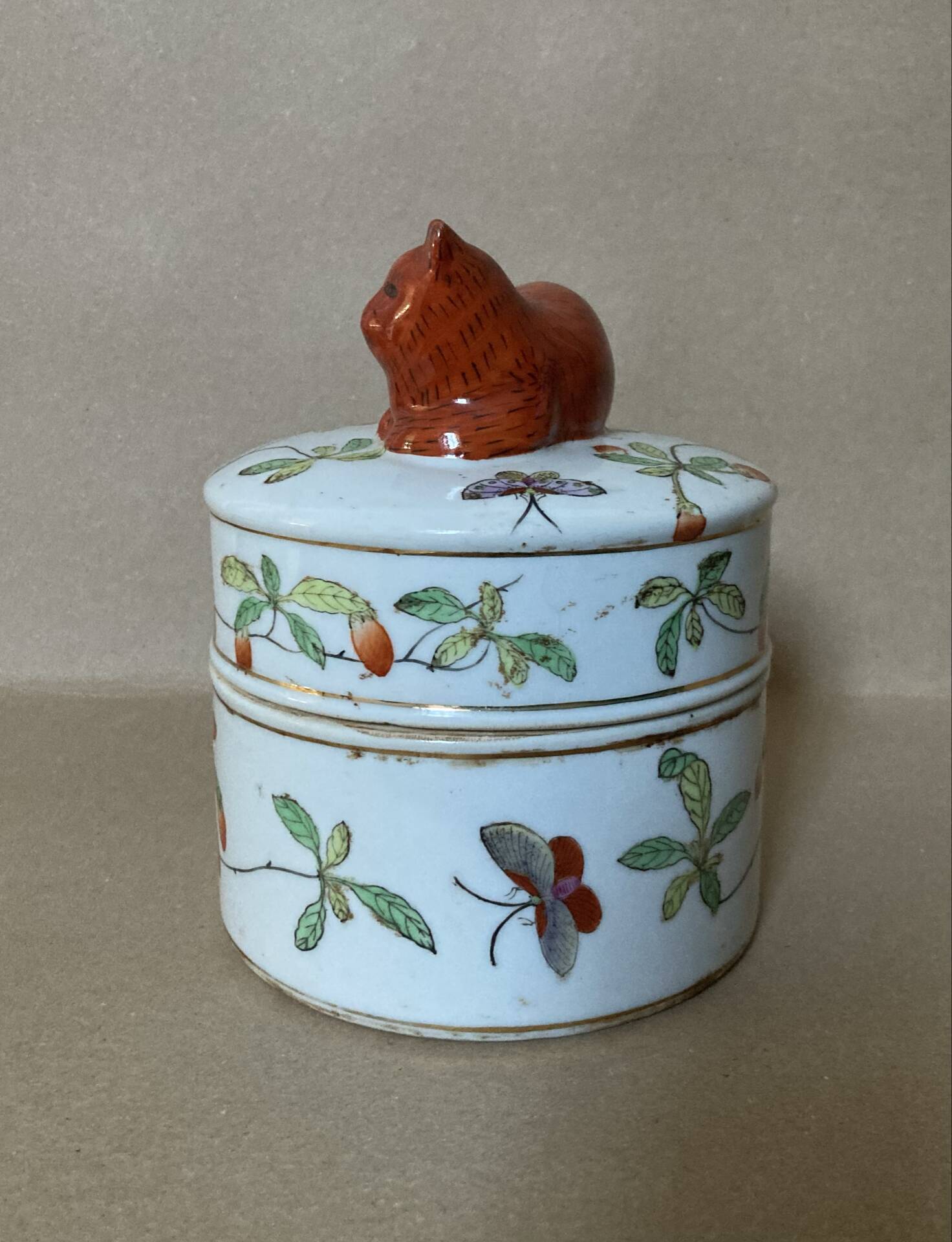 Pot couvert en faïence IMARI décor fait main, fleurs papillons et chat