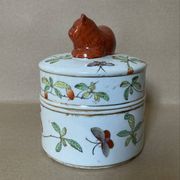 Covered pot in IMARI earthenware, hand-painted decoration, flowers, butterflies, and cat.