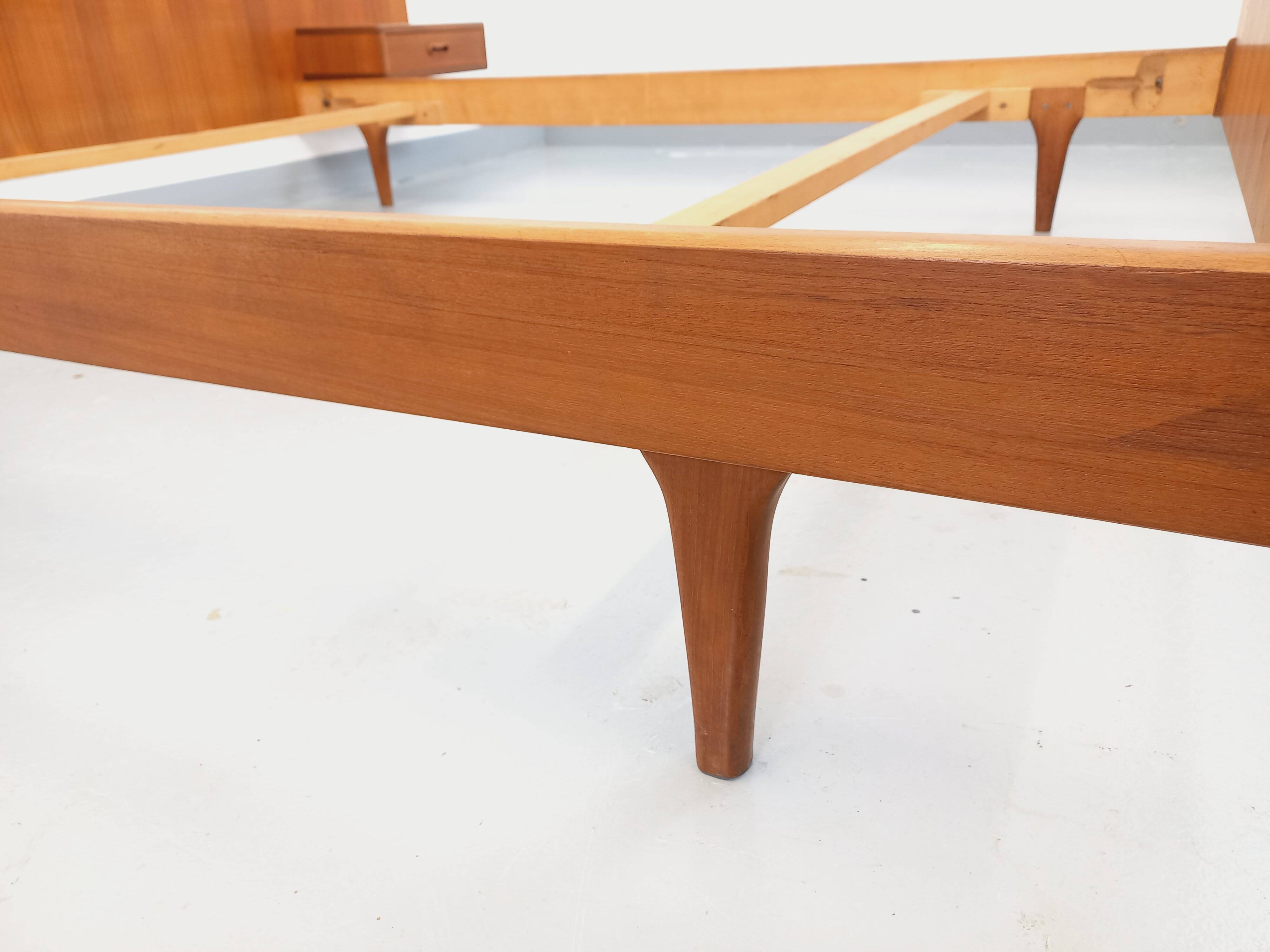 Lit double vintage scandinave en teck des années 60 avec chevets intégrés