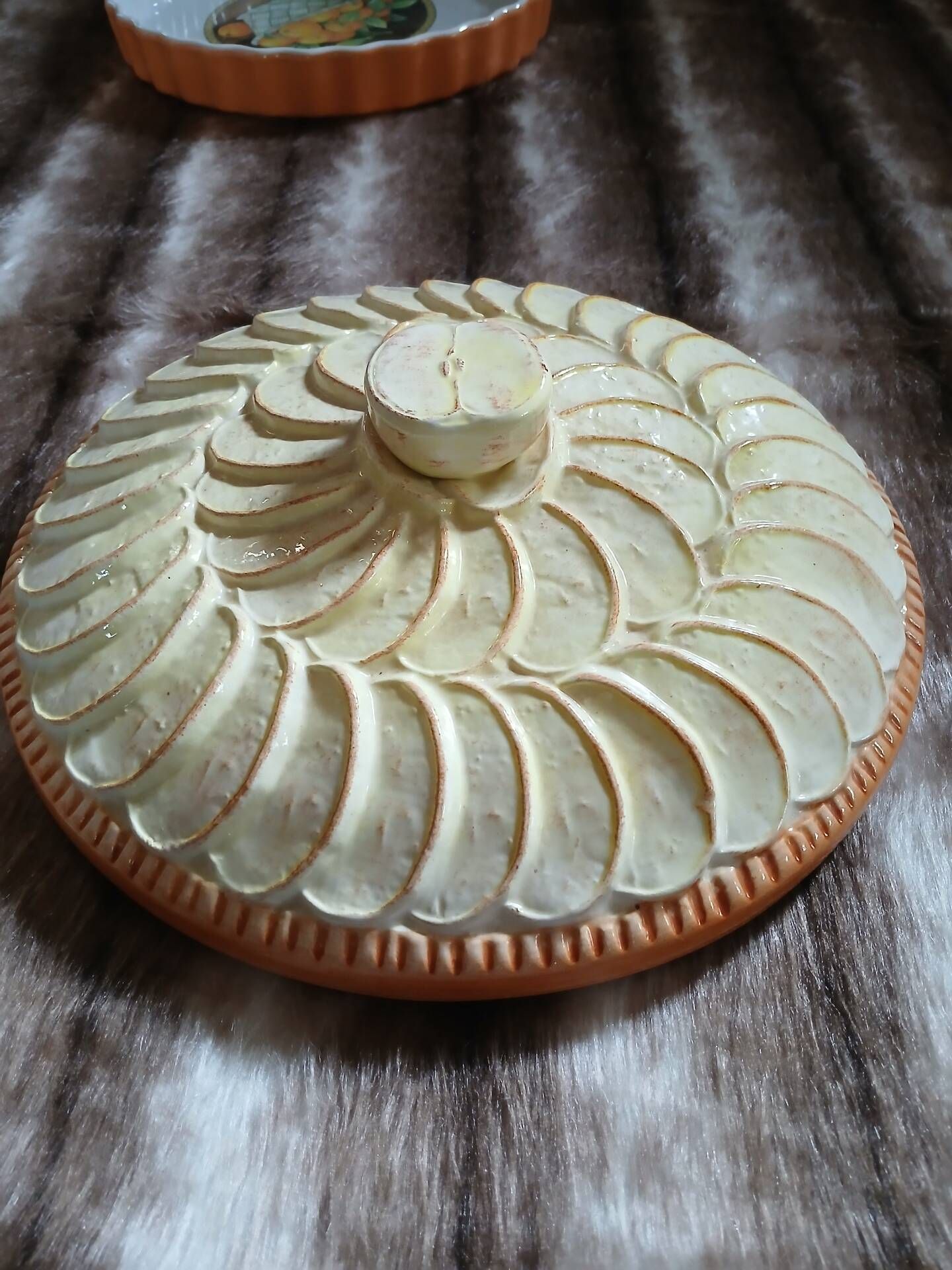 Vintage pie dish in majolica