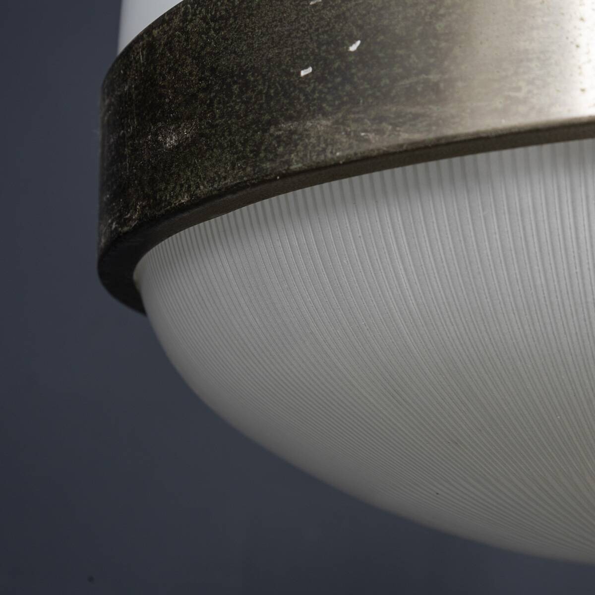 Paire de suspensions en opaline "Delta" italienne des années 1960 par Sergio Mazza.