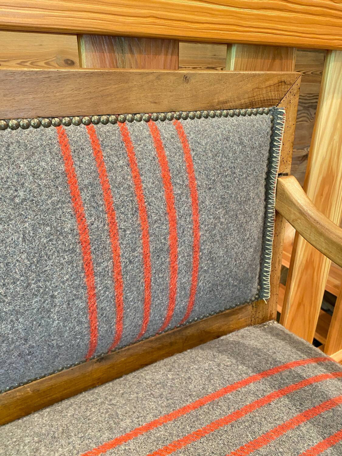 Charmante banquette vintage esprit chalet – laine grise & rayures roug