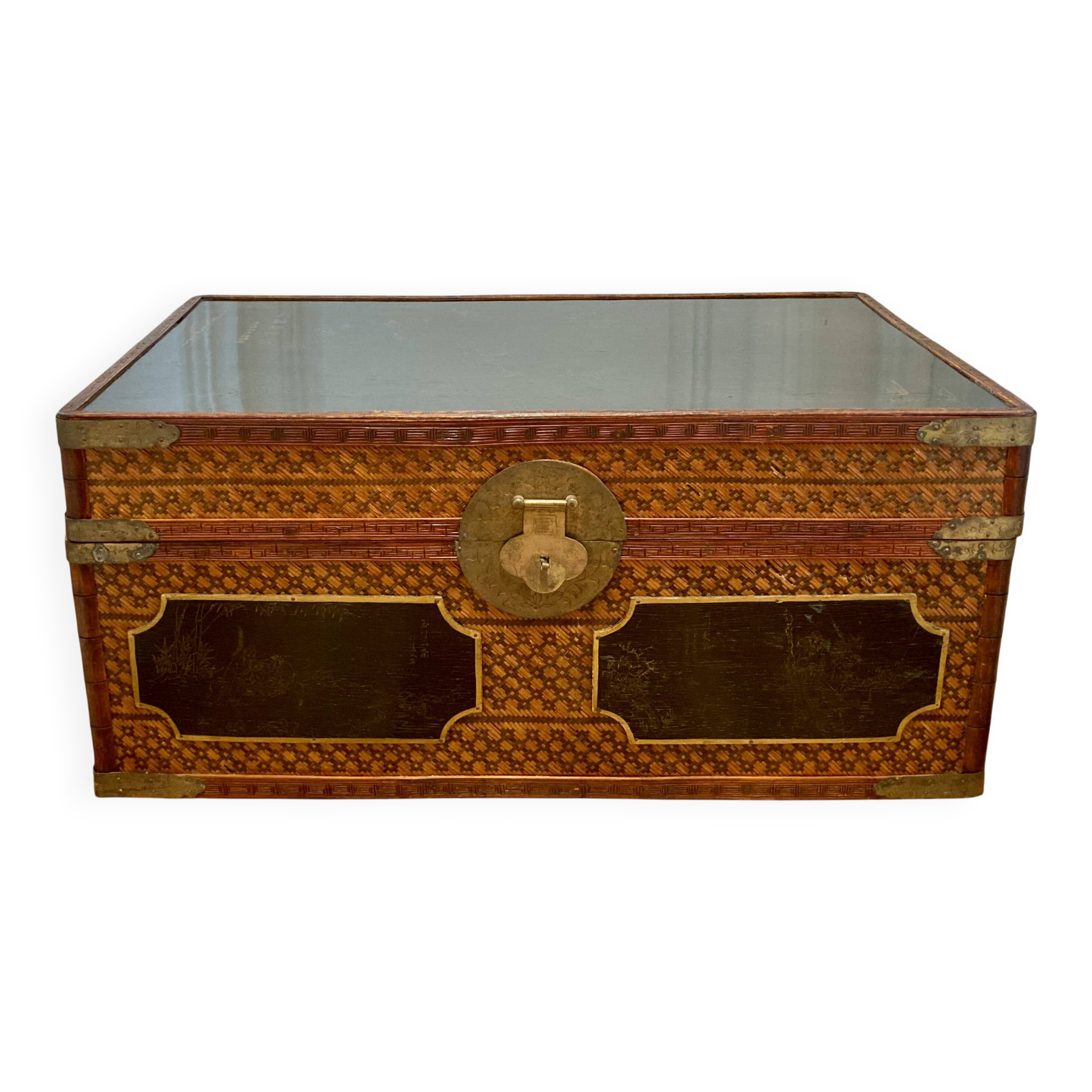 Beautiful vintage Chinese trunk in wicker, black and gold lacquered wood, and brass.