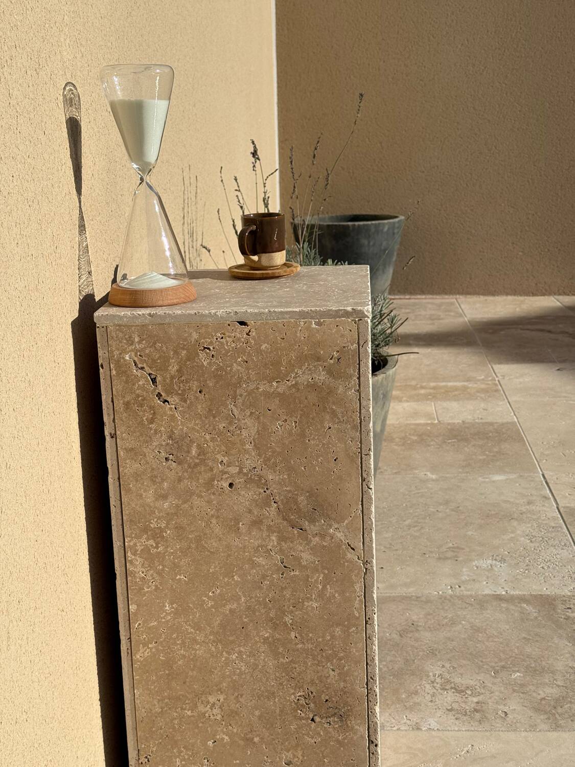 Column side table in travertine