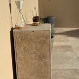 Column side table in travertine