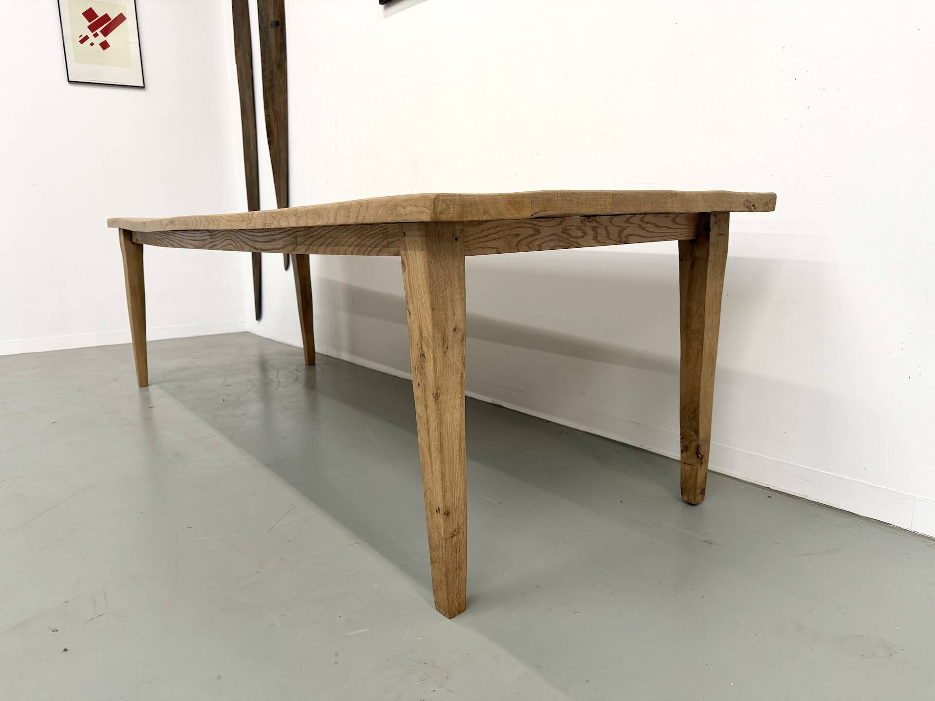 Grande table de salle à manger en chêne massif, au format XXL.