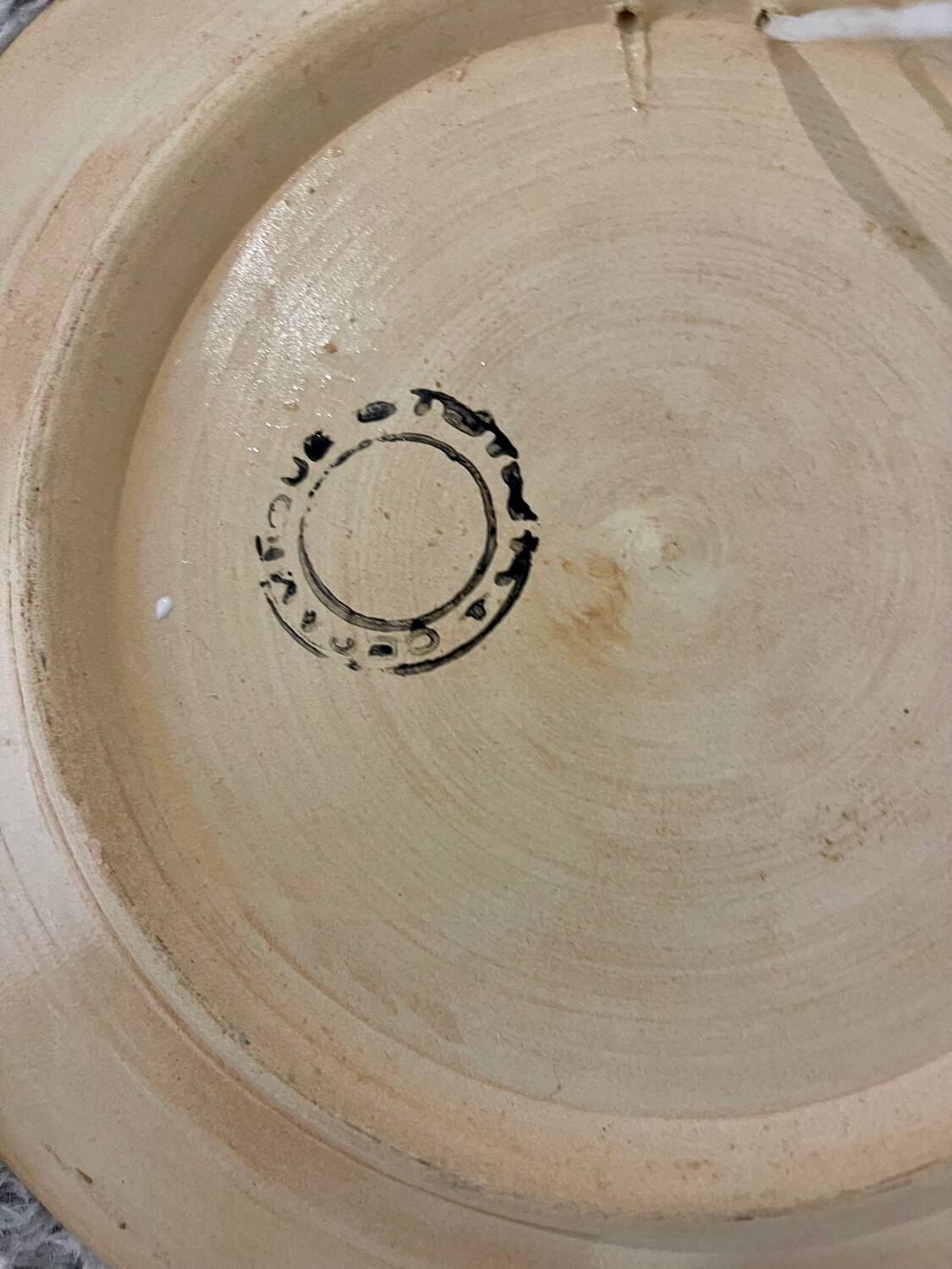 Assiette en terre cuite peinte à la main