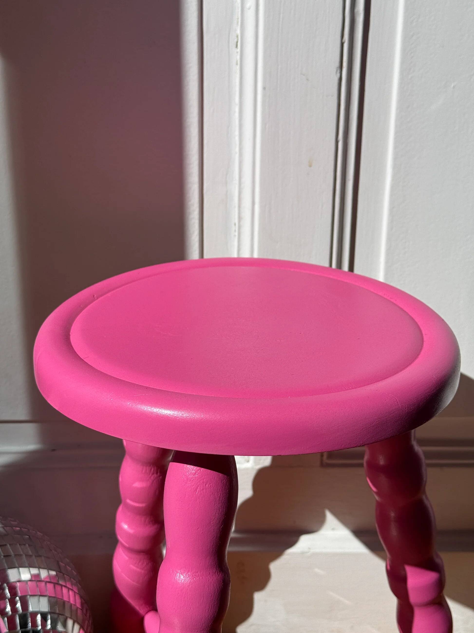 Wooden tripod stool - candy pink