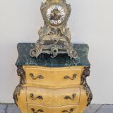 Commode galbée style Louis XV en marqueterie en loupe d'orme et bronze