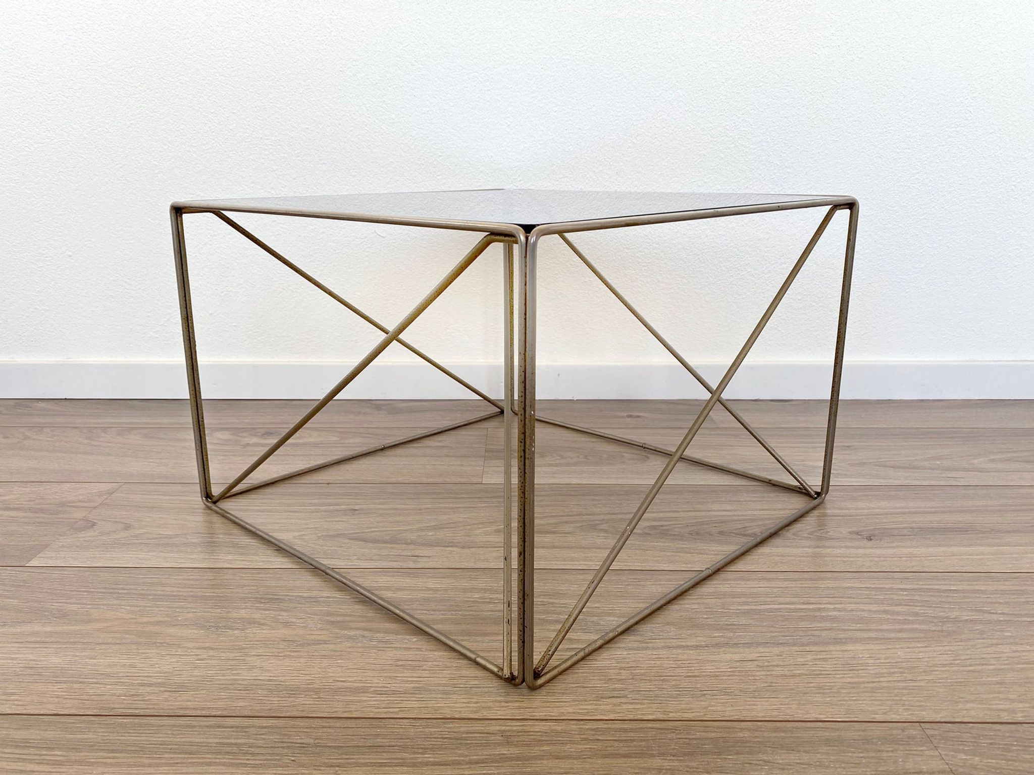 Table basse isocele conçue par Max Sauze, Isocele