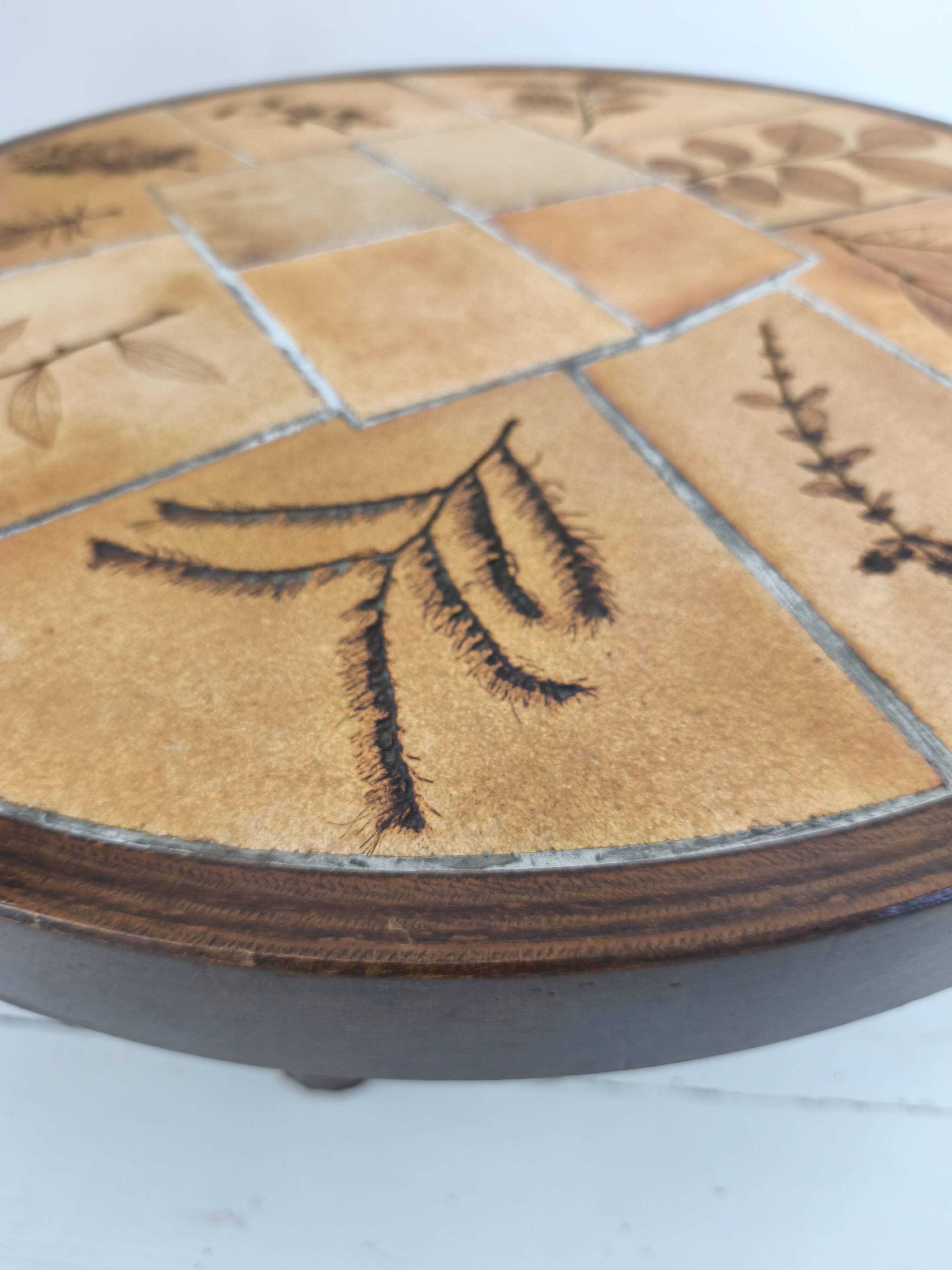 Table basse ronde céramique de Vallauris modèle "herbier"