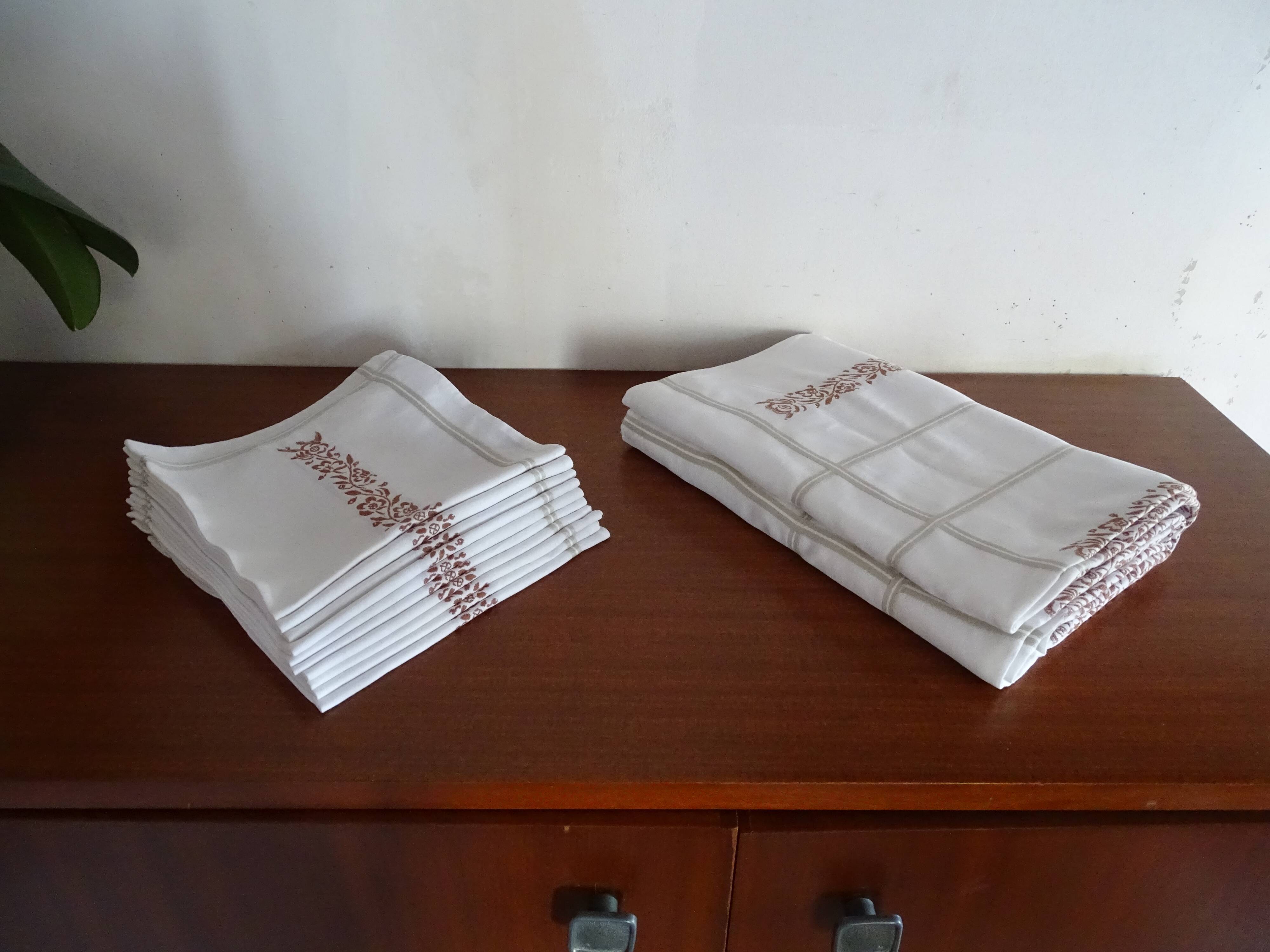 Tablecloth and 10 napkins with bedding