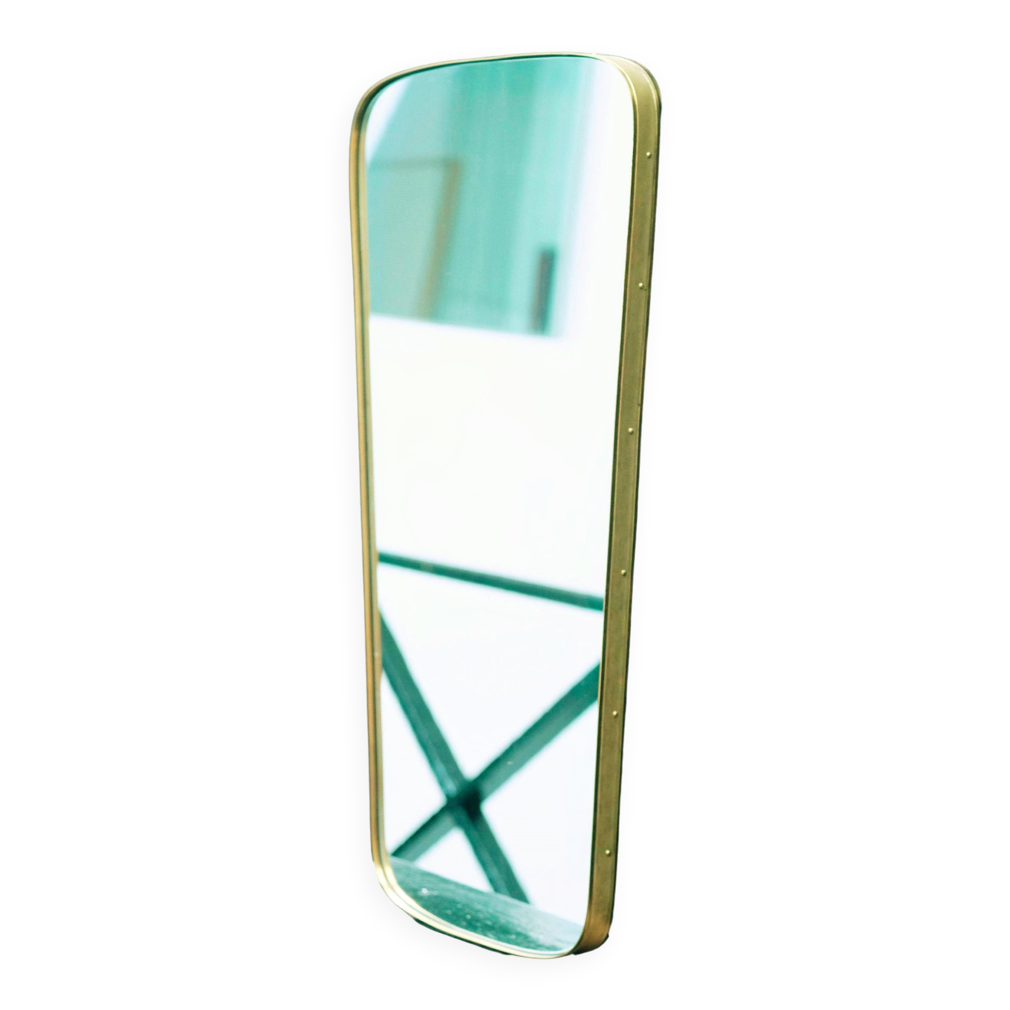 Miroir rectangulaire à bord arrondi et cadre en laiton