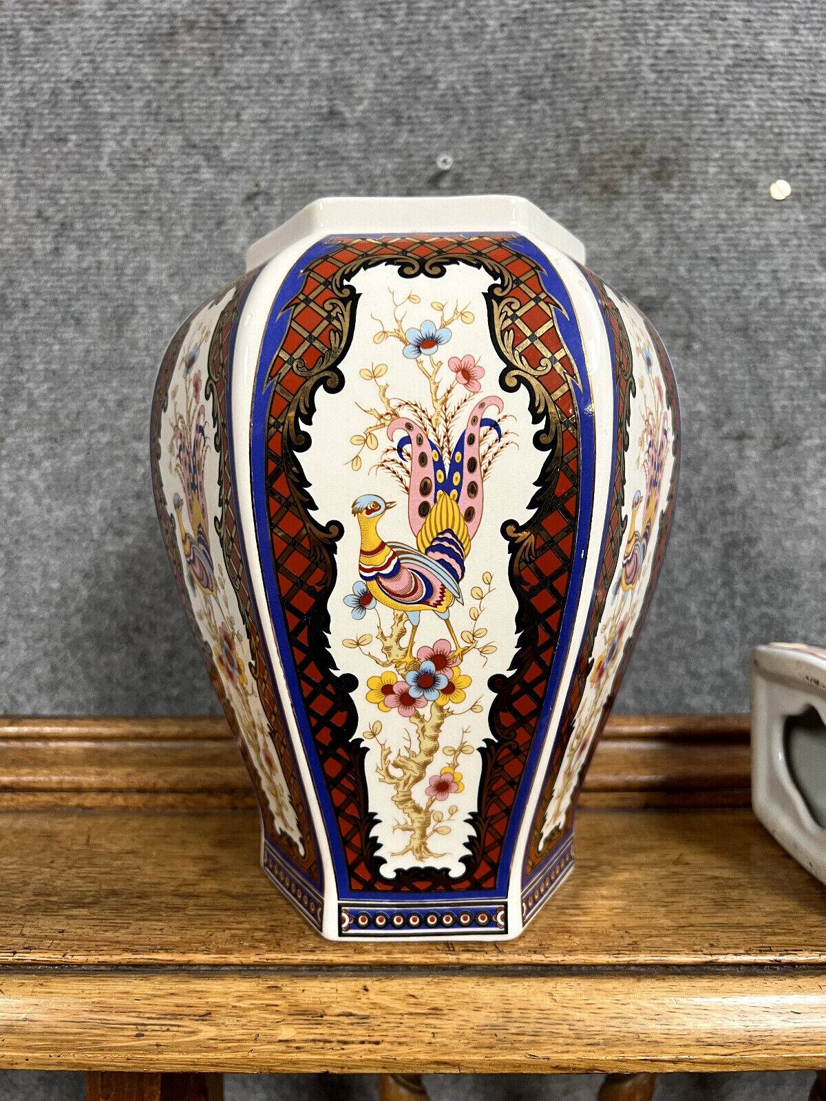 Meeting of 2 porcelain pieces with Asian decorations, 20th century