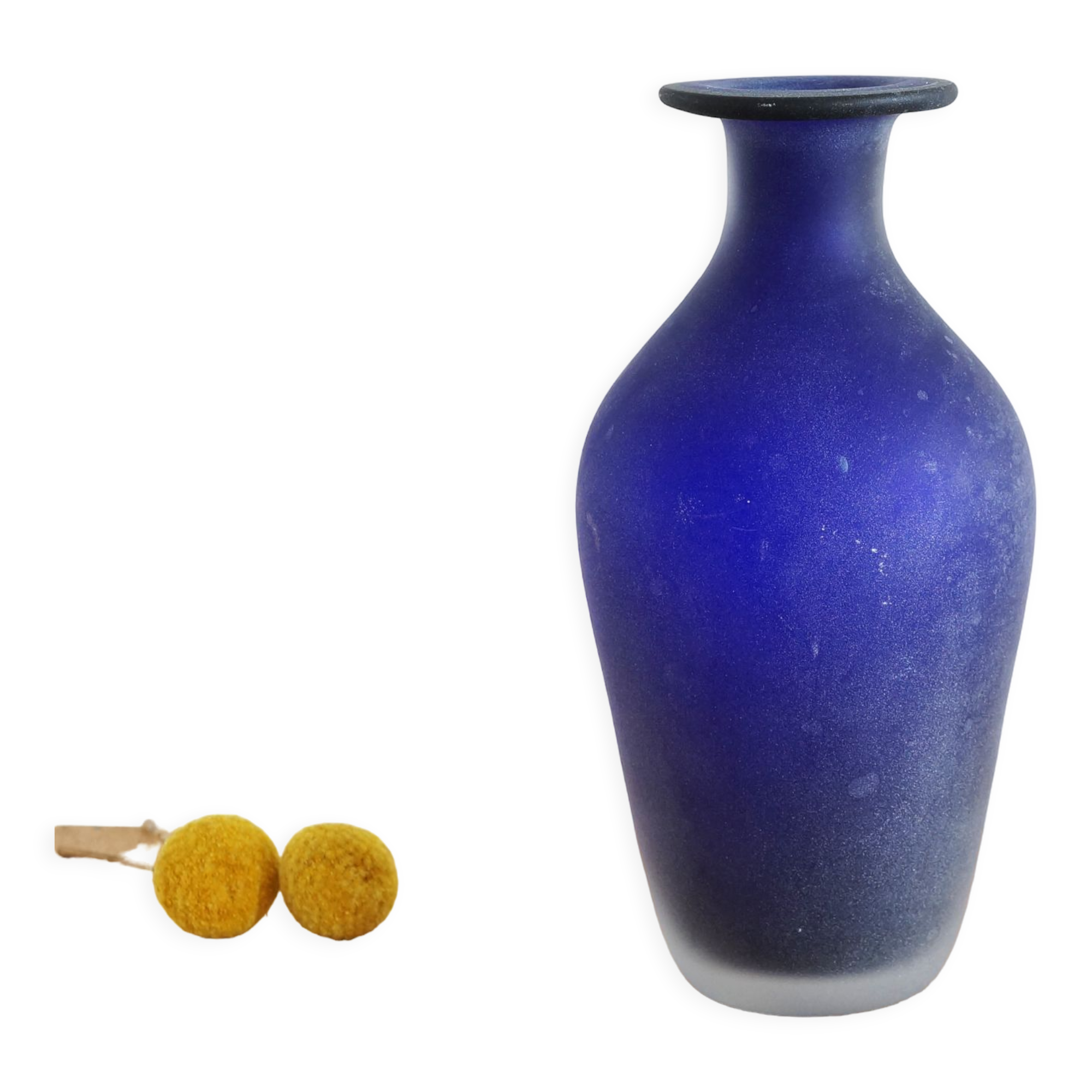 Vase in dark blue glass paste