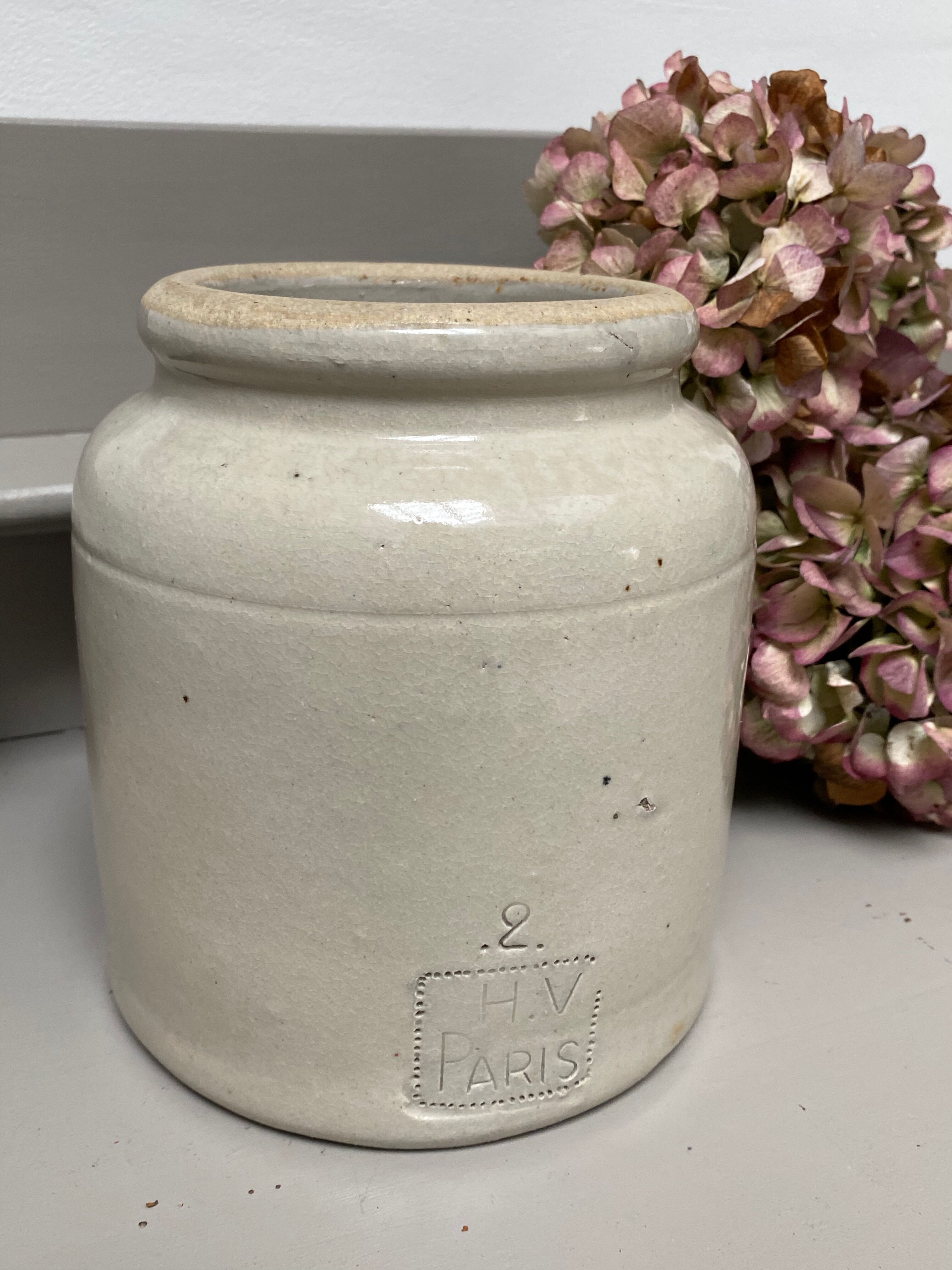 Large varnished earth jar