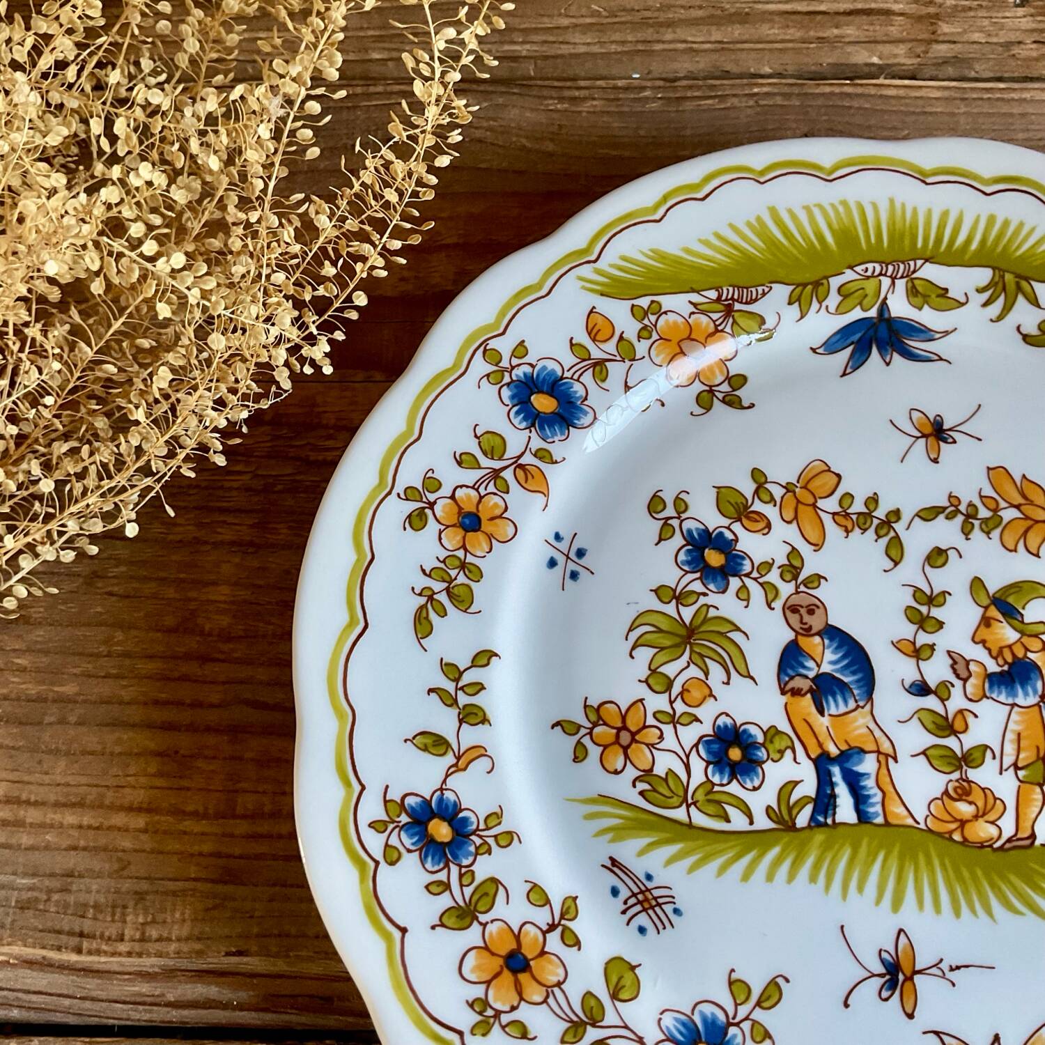 “Vieux Moustiers” plate, vintage reproduction